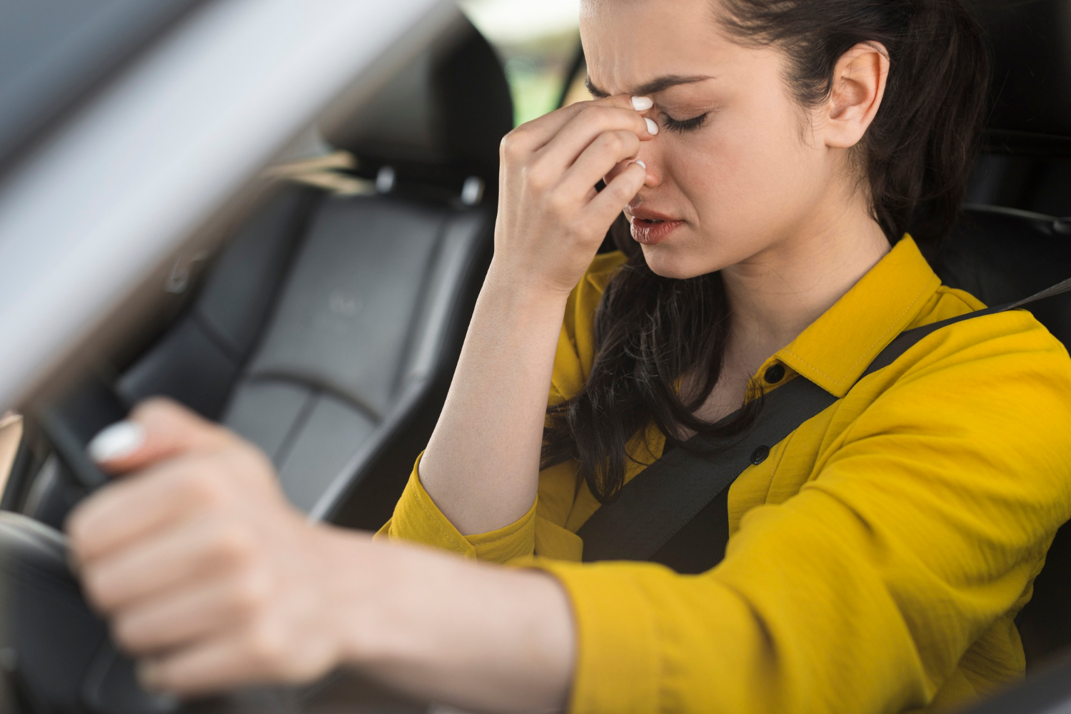 Una mujer deprimida sentada en el automóvil | Fuente: Freepik