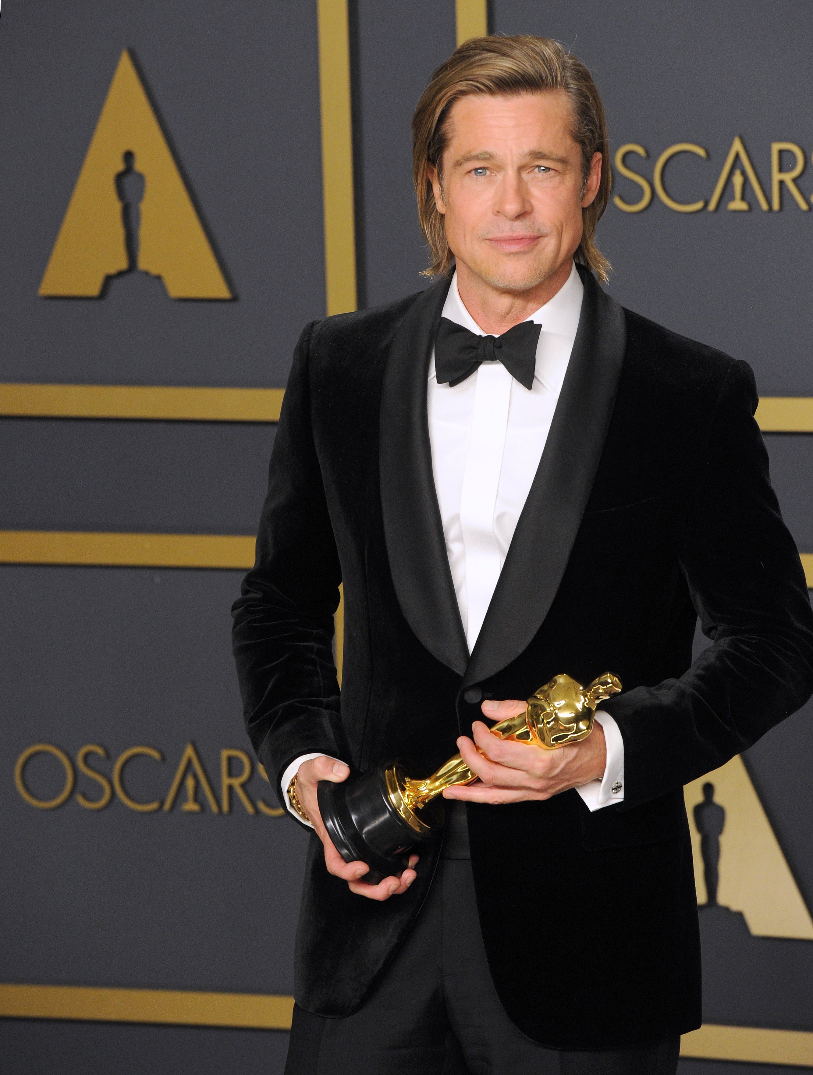 Brad Pitt posa con su Oscar al Mejor Actor en un papel secundario por "Once Upon a Time ... in Hollywood” en la sala de prensa en la 92a Anual de los Premios de la Academia celebrada en Hollywood y Highland el 9 de febrero de 2020 en Hollywood, California. | Foto: Getty Images