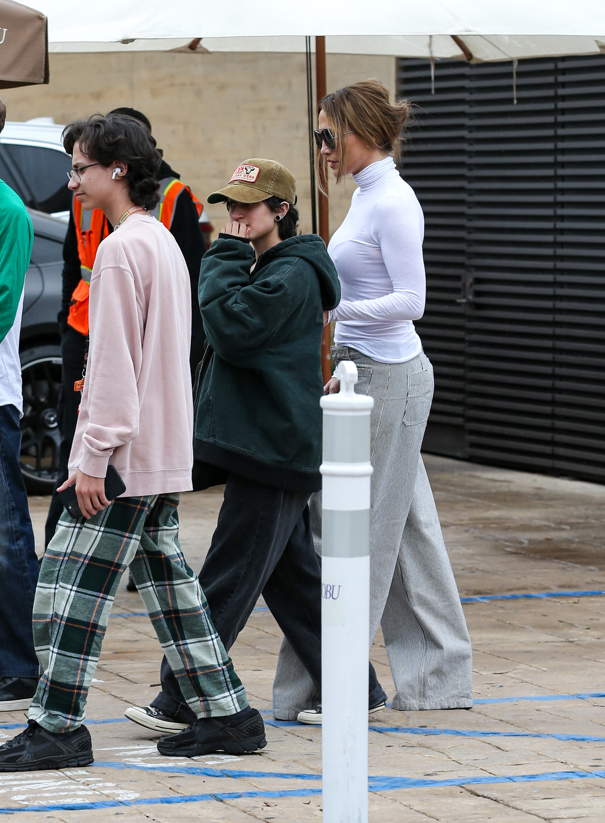 Max y Emme Muñiz con Jennifer Lopez | Fuente: Getty Images