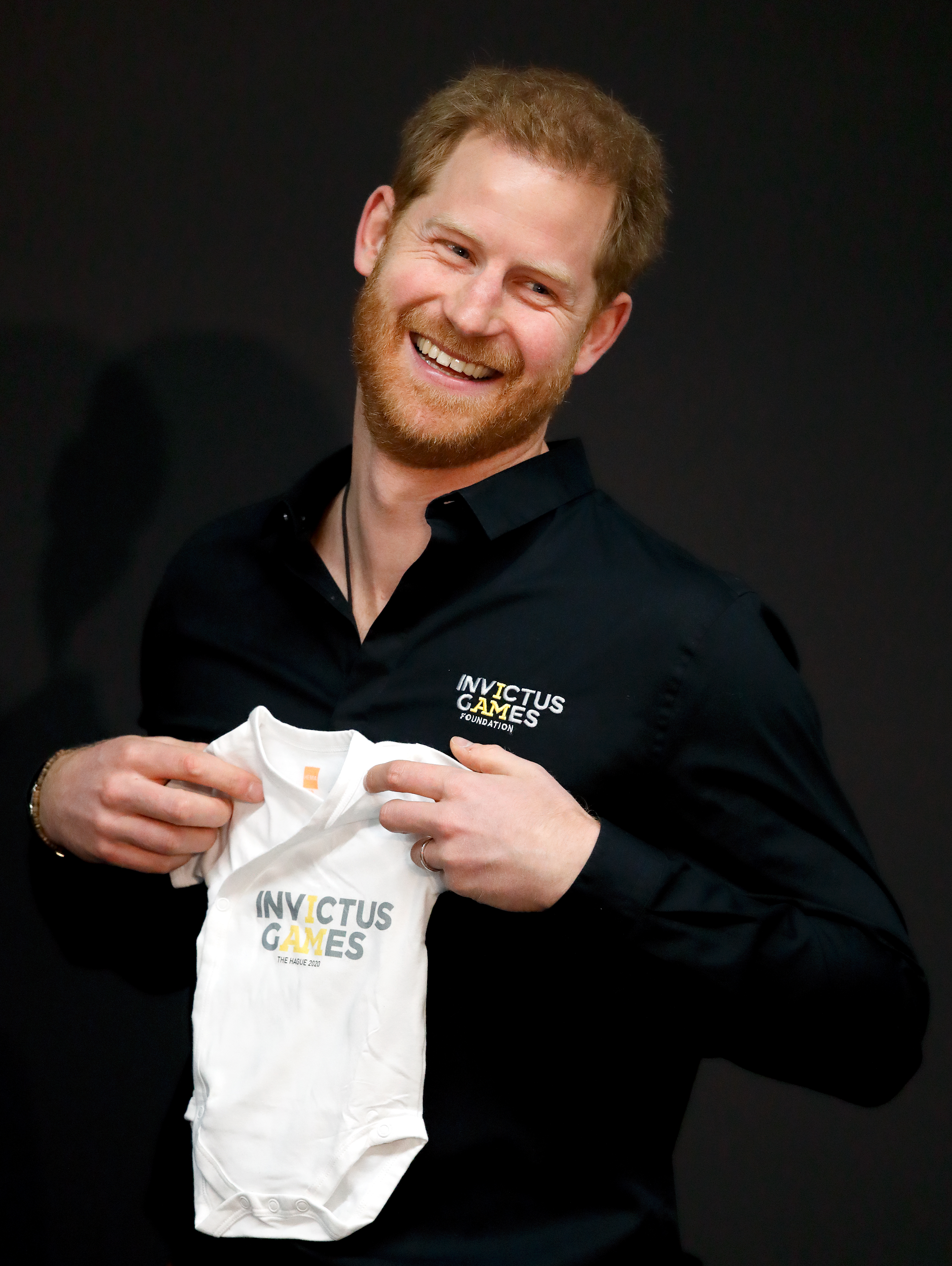El príncipe Harry, duque de Sussex, recibe un bebé de los Juegos Invictus para Archie durante el lanzamiento oficial de los Juegos Invictus en La Haya, Países Bajos, el 9 de mayo de 2019. | Fuente: Getty Images