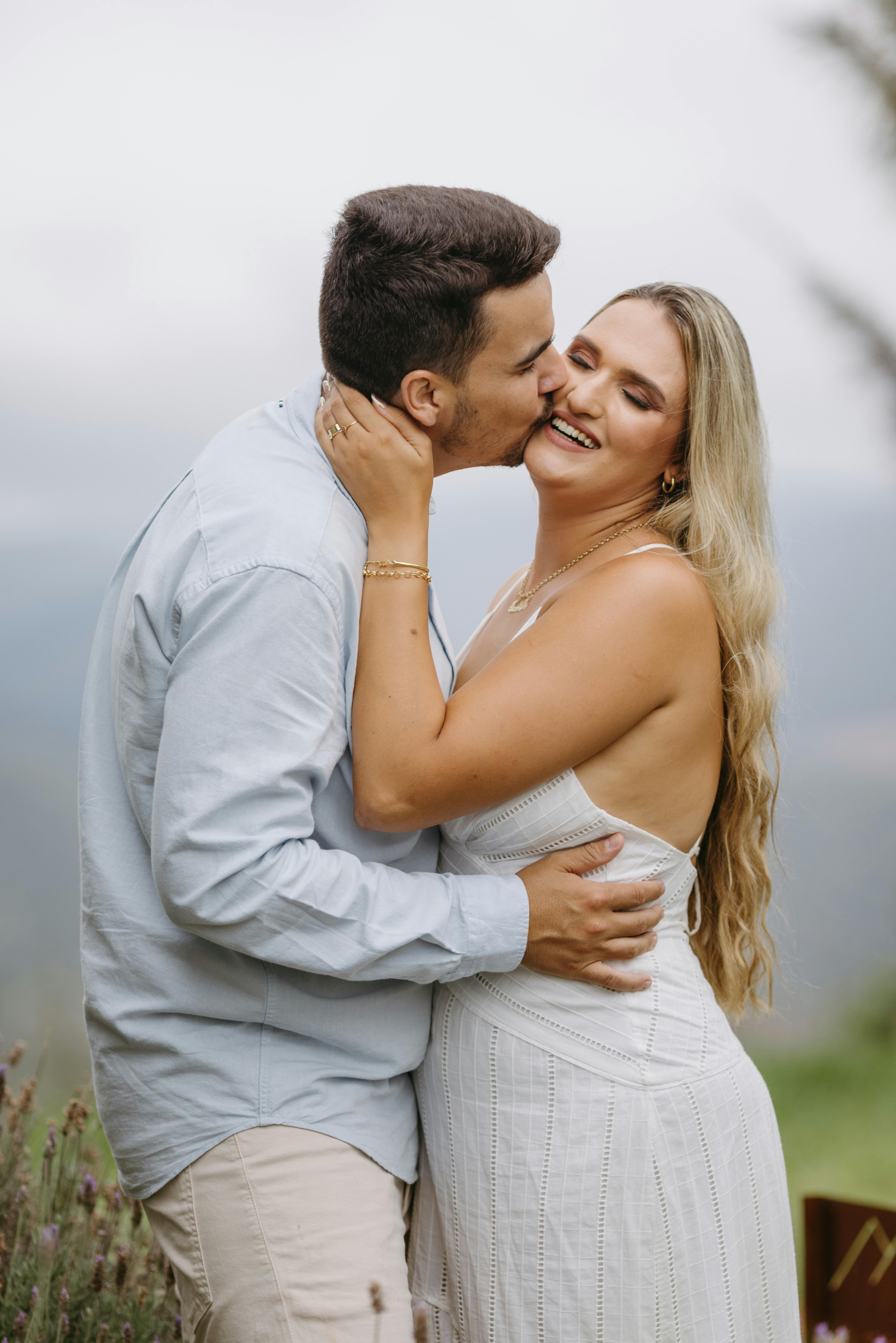 Un marido besando a su feliz esposa | Fuente: Pexels