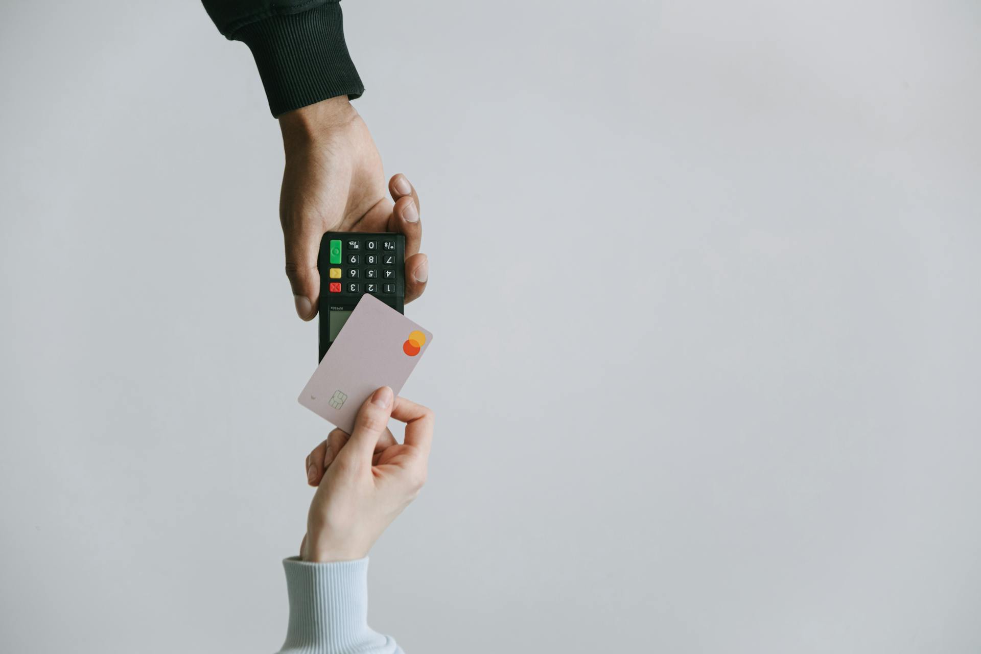 Una mujer realizando un pago con su tarjeta | Fuente: Pexels