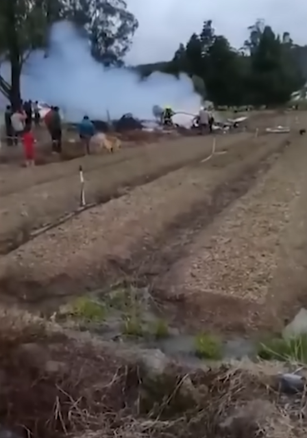 Oficiales y peritos en el lugar del accidente de la avioneta donde iban Yeison Jiménez y su equipo | Fuente: YouTube/EL TIEMPO