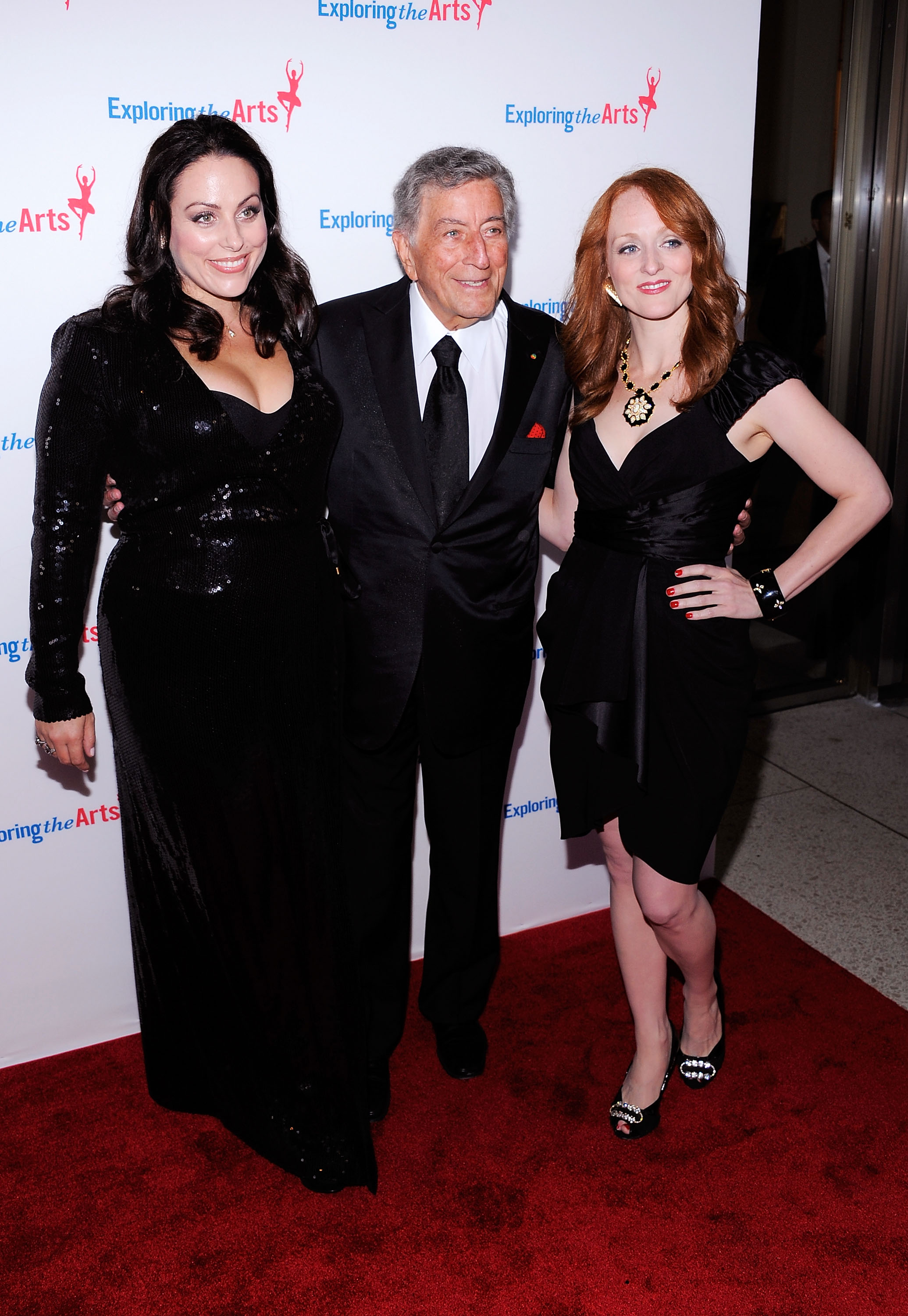 Joanna, Tony y Antonia Bennett en la gala del 85 cumpleaños de la cantante, el 18 de septiembre de 2011, en Nueva York. | Fuente: Getty Images