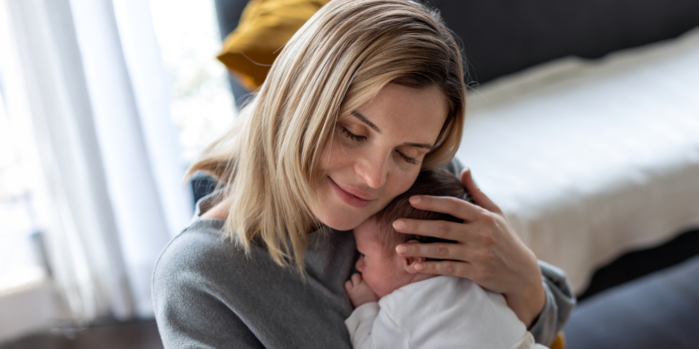 Una mujer con su bebé | Fuente: Shutterstock