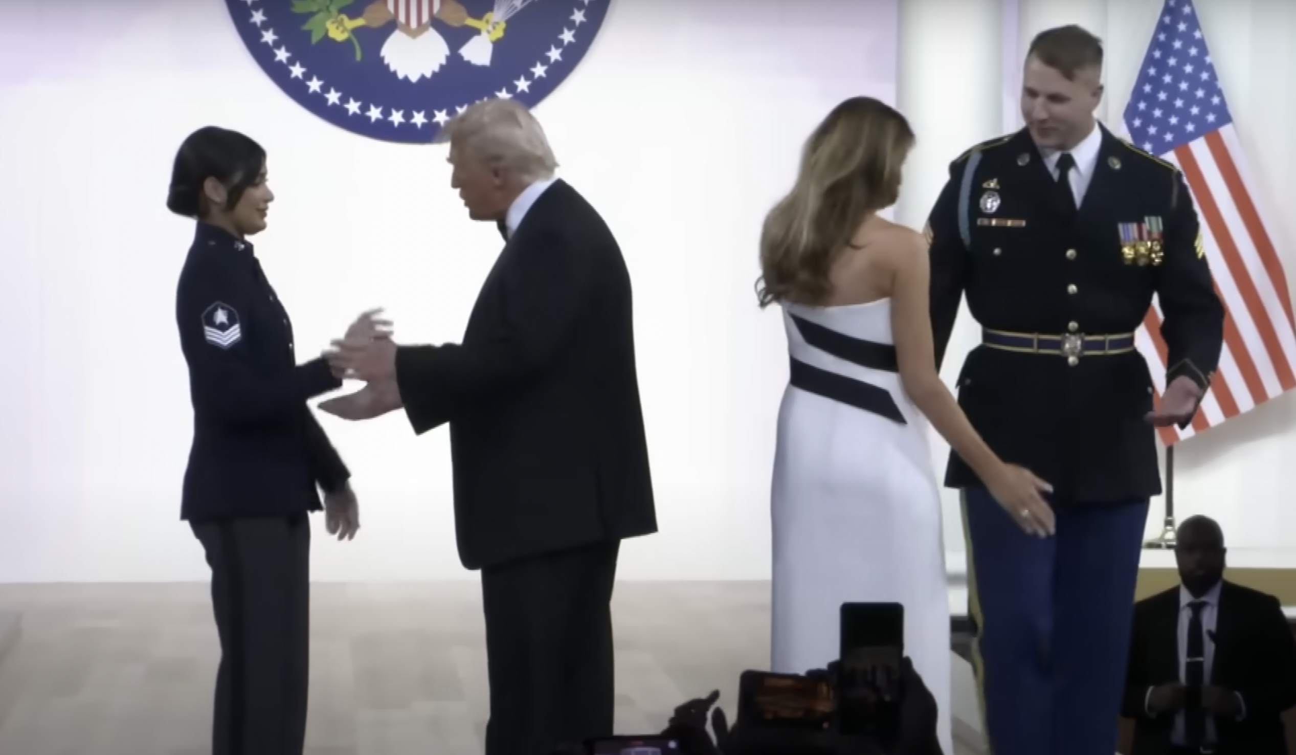 El presidente Donald Trump se prepara para bailar con la sargento de la Fuerza Espacial de EE.UU. Tatiana Saldana, mientras la primera dama Melania Trump se prepara para bailar con el sargento del Ejército de EE.UU. Henry Waller el 20 de enero de 2025 | Fuente: YouTube/@InsideEdition