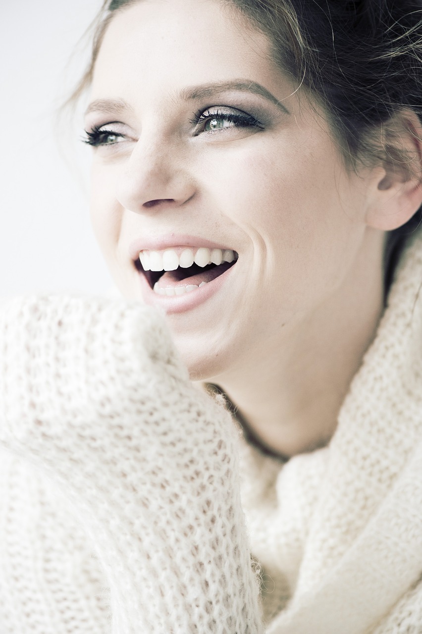 Primer plano de una mujer sonriente | Fuente: Pixabay