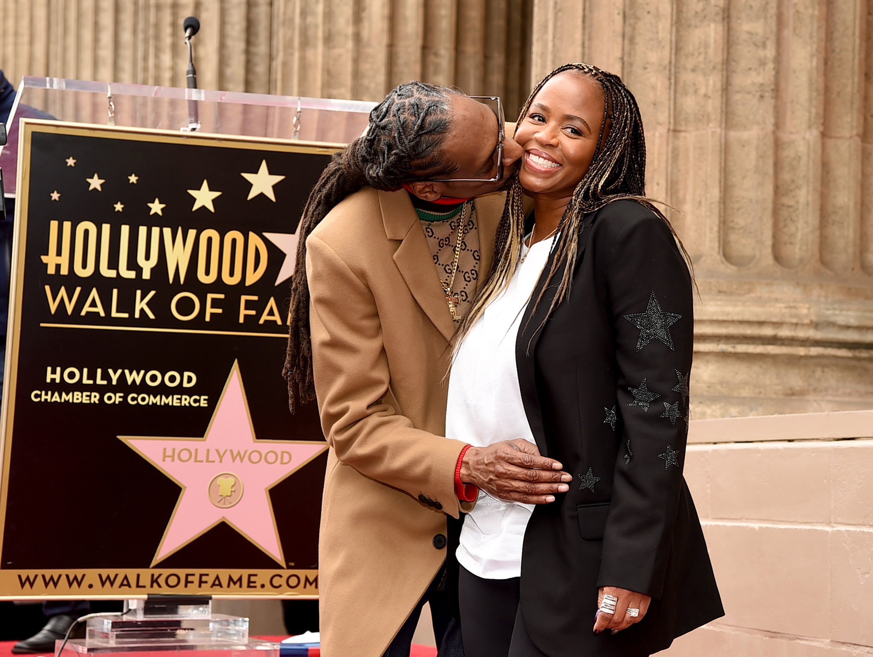 Snoop Dogg, con su esposa Shante Broadus, es honrado con una estrella en The Hollywood Walk Of Fame en Hollywood Boulevard el 19 de noviembre de 2018. | Foto: Getty Images