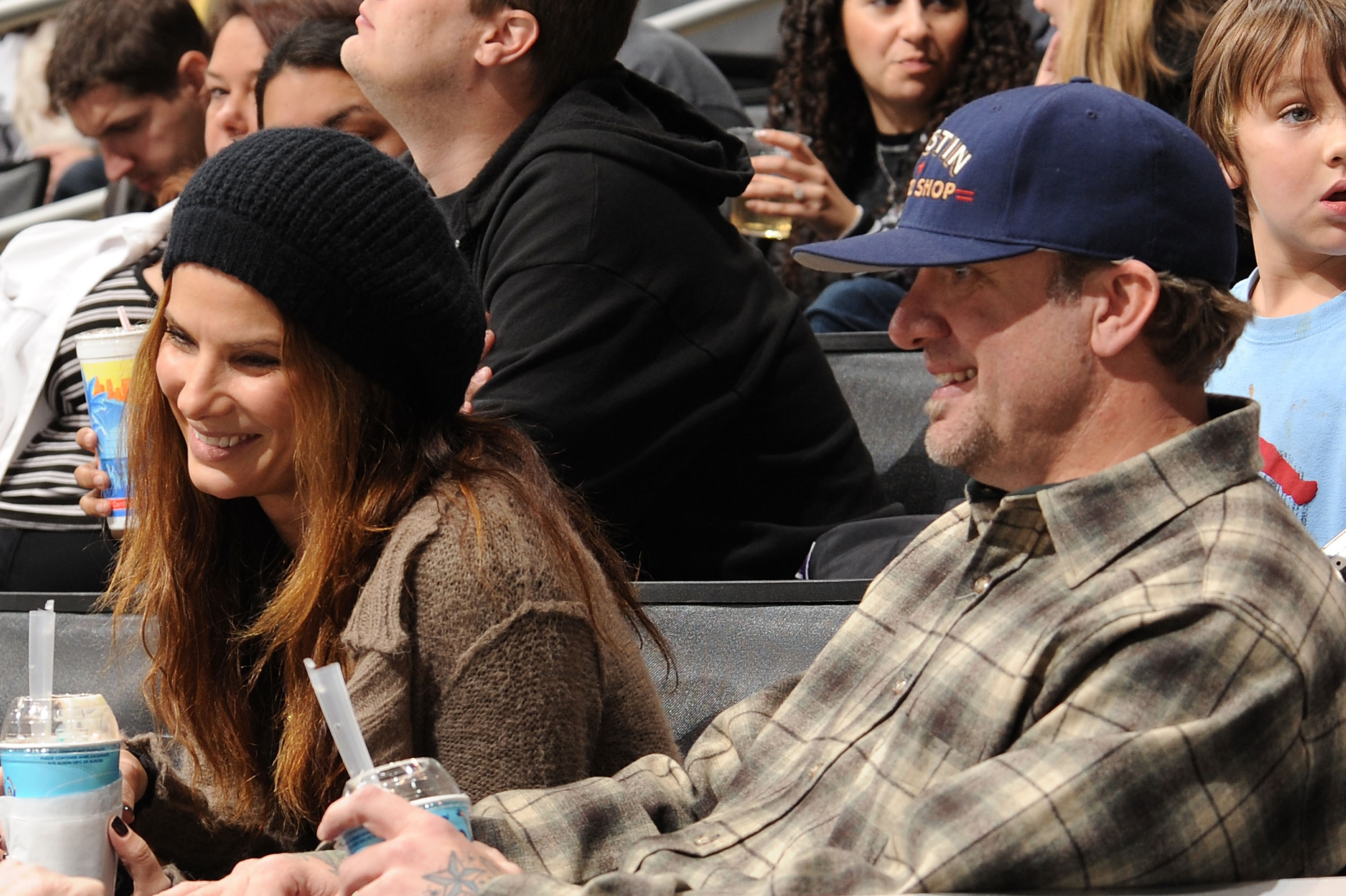 Sandra Bullock y Jesse James el 11 de noviembre de 2008, en el Staples Center de Los Ángeles, California. | Foto: Getty Images