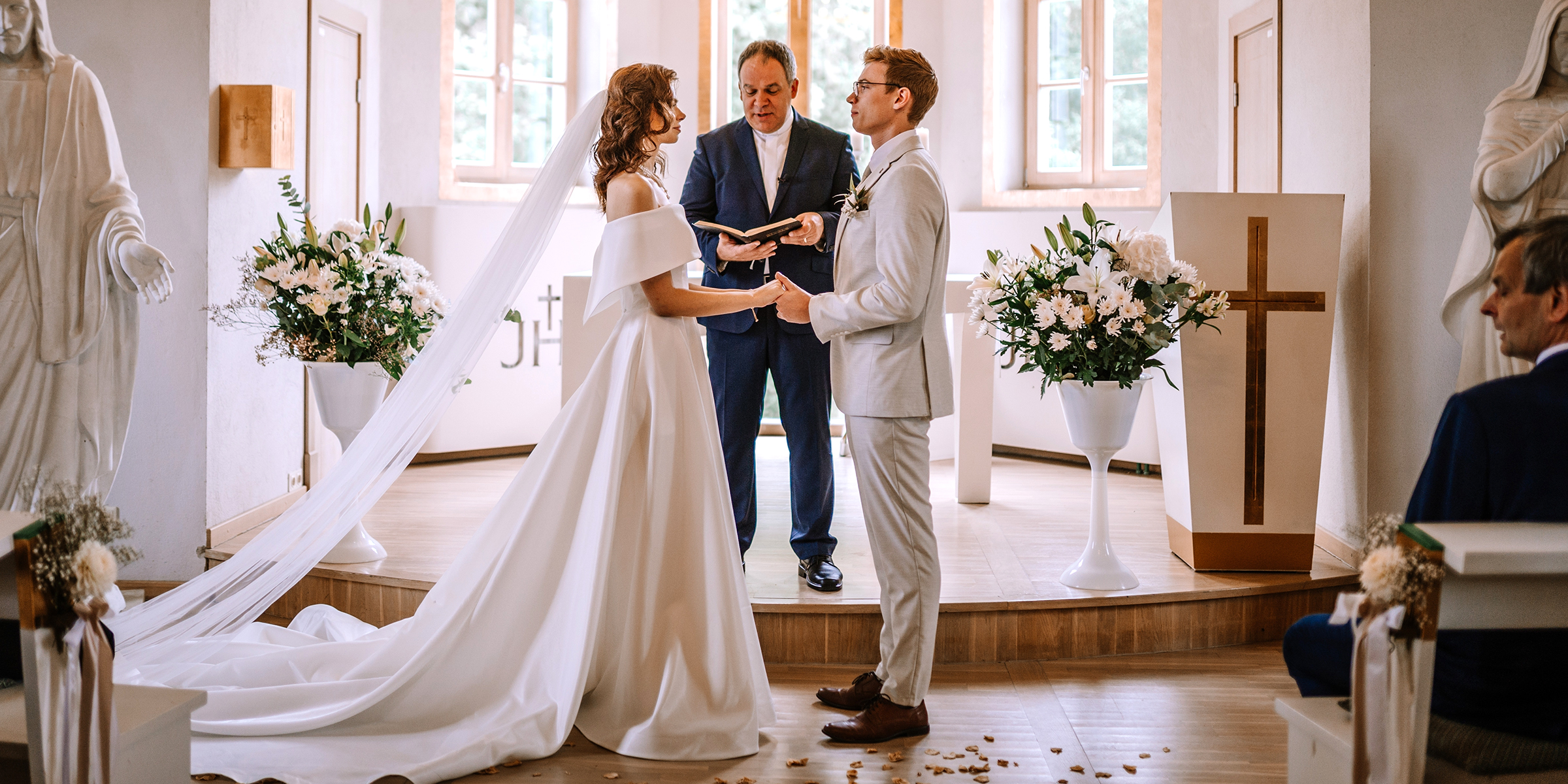 Una pareja el día de su boda | Fuente: Shutterstock