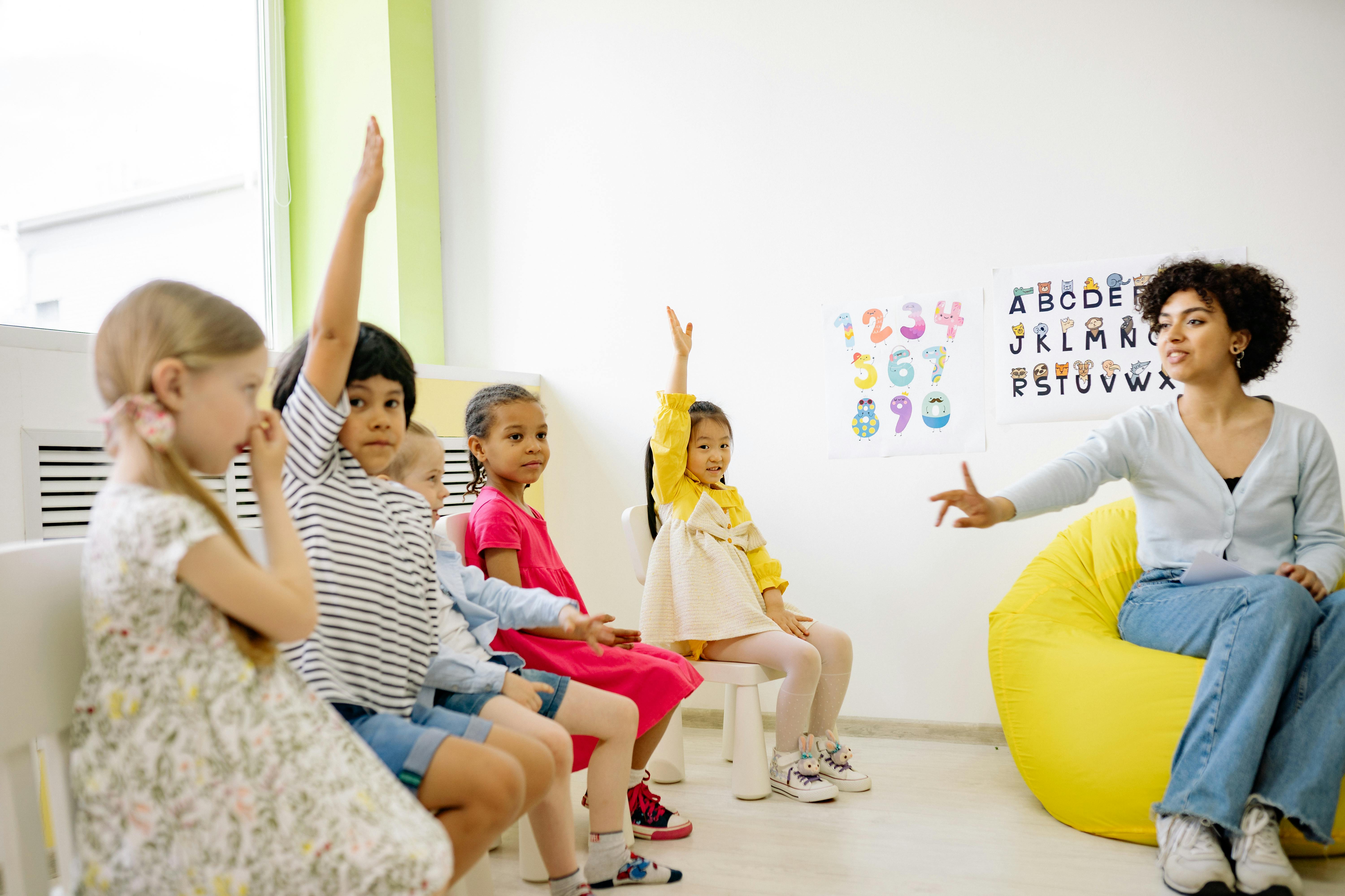 Un profesor dirigiendo una clase de escolares | Fuente: Pexels