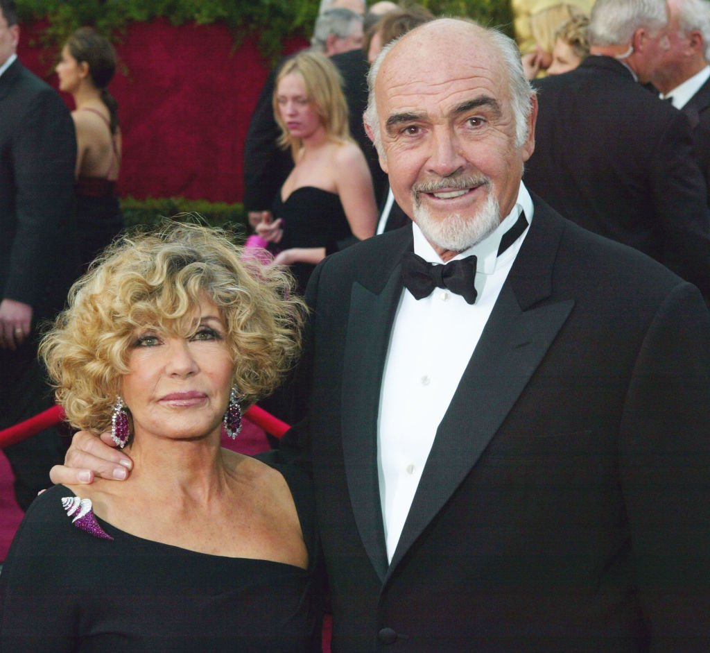 Sean Connery y Micheline Connery asisten a la 76ª edición de los Premios Anuales de la Academia. | Foto: Getty Images