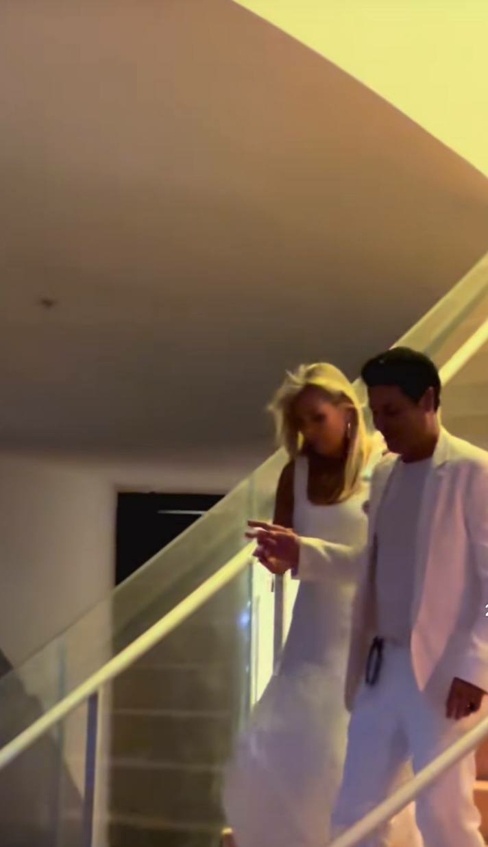Chayanne sale junto a su esposa de la fiesta de revelación de género del bebé de Lele Pons. | Foto: TikTok.com/@pipozarek