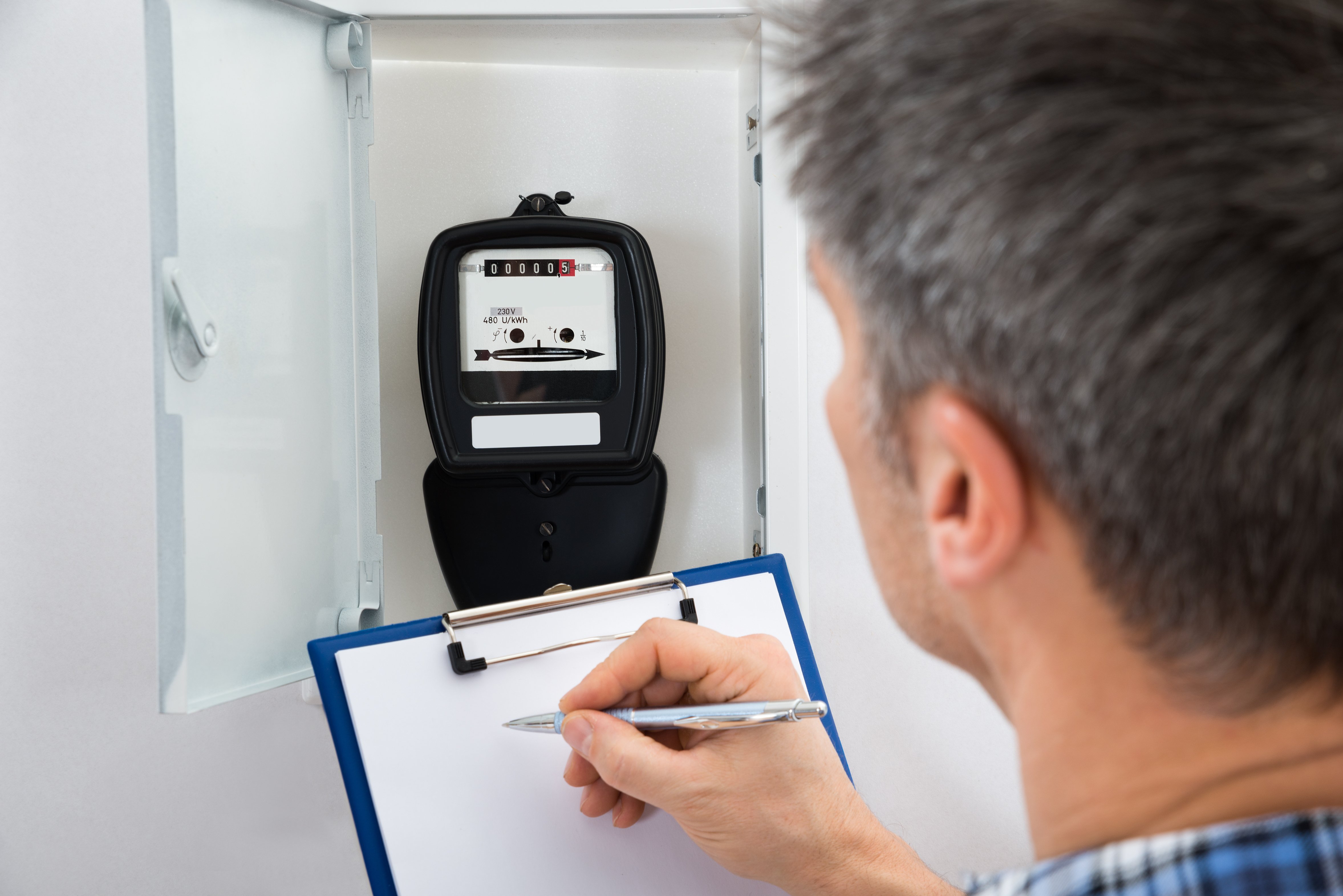 Técnico revisa medidor eléctrico. | Foto: Shutterstock