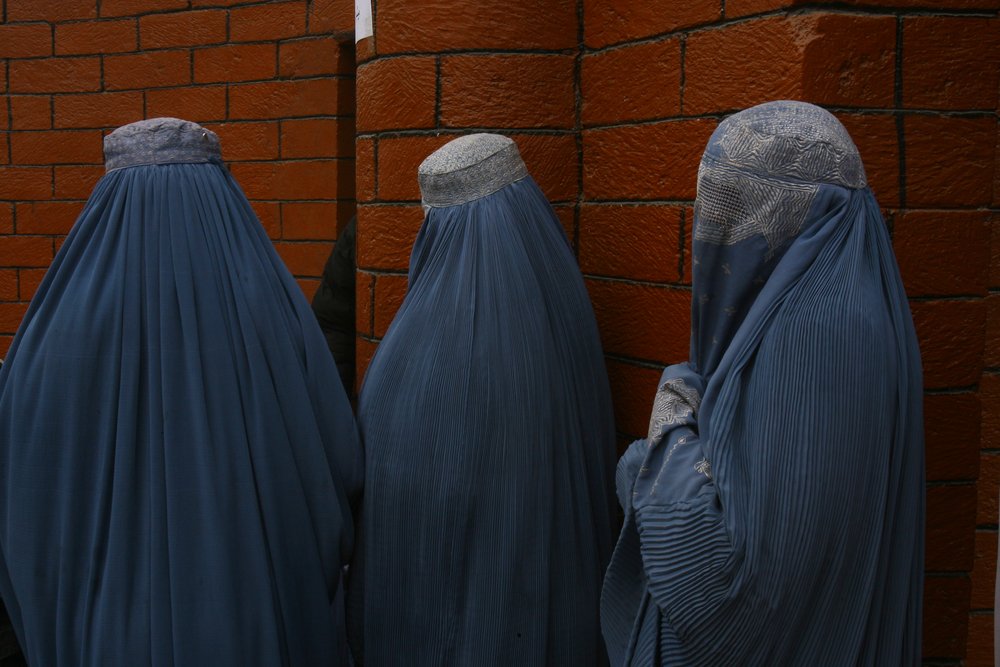 Mujeres afganas vistiendo burqa. | Foto: Shutterstocl