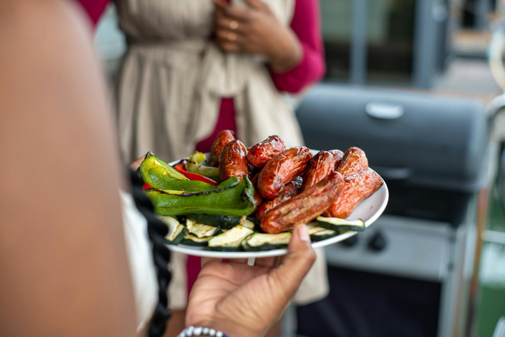 Una mujer sosteniendo comida en un plato | Fuente: Pexels