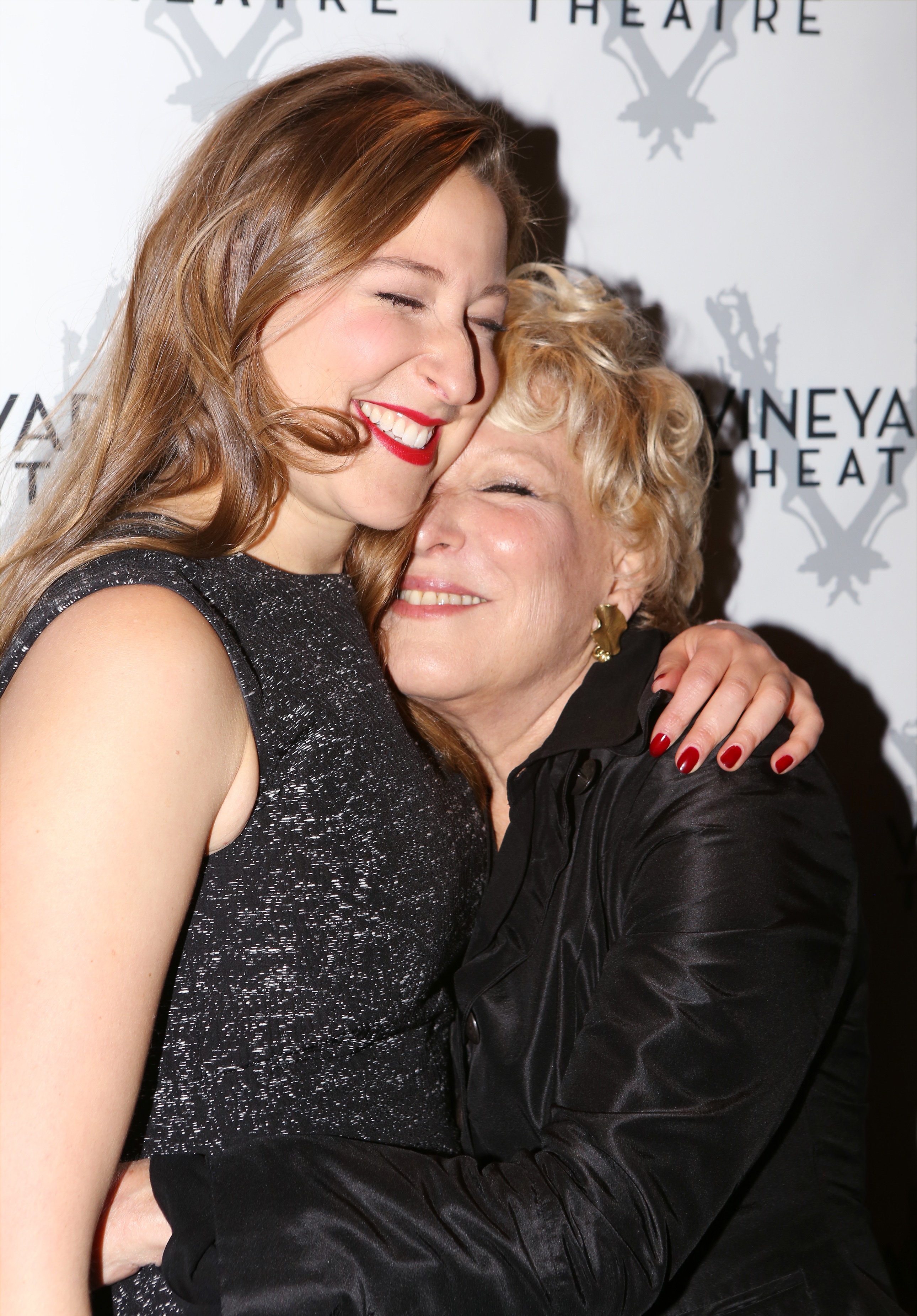 Sophie von Haselberg y su madre Bette Midler asisten a la fiesta de inauguración de "Billy & Ray" en Off-Broadway el 20 de octubre de 2014 en Nueva York | Foto: Getty Images