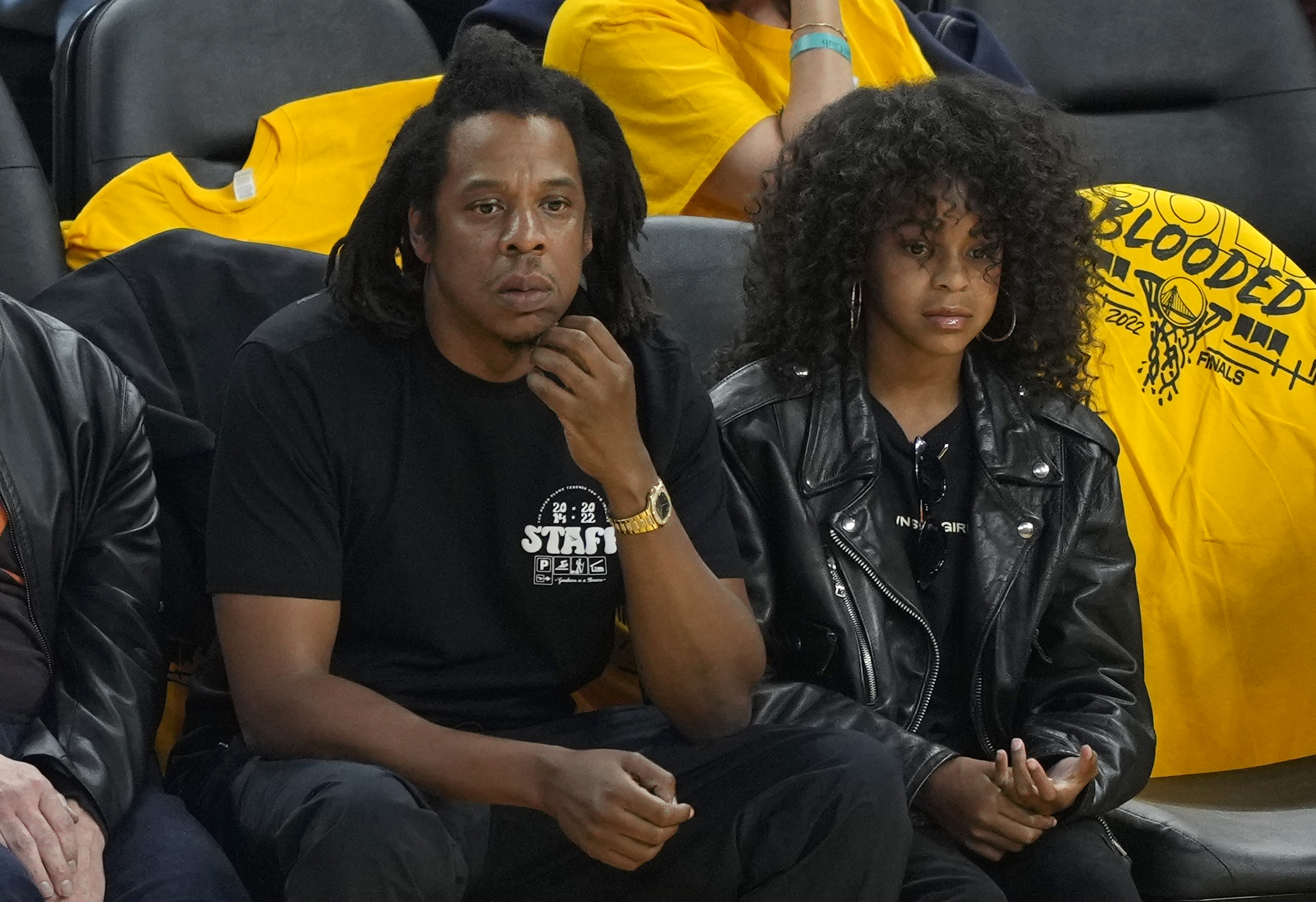 Jay-Z y su hija Blue Ivy Carter ven las Finales de la NBA 2022 entre los Boston Celtics y los Golden State Warriors el 13 de junio de 2022 en San Francisco, California | Foto: Getty Images