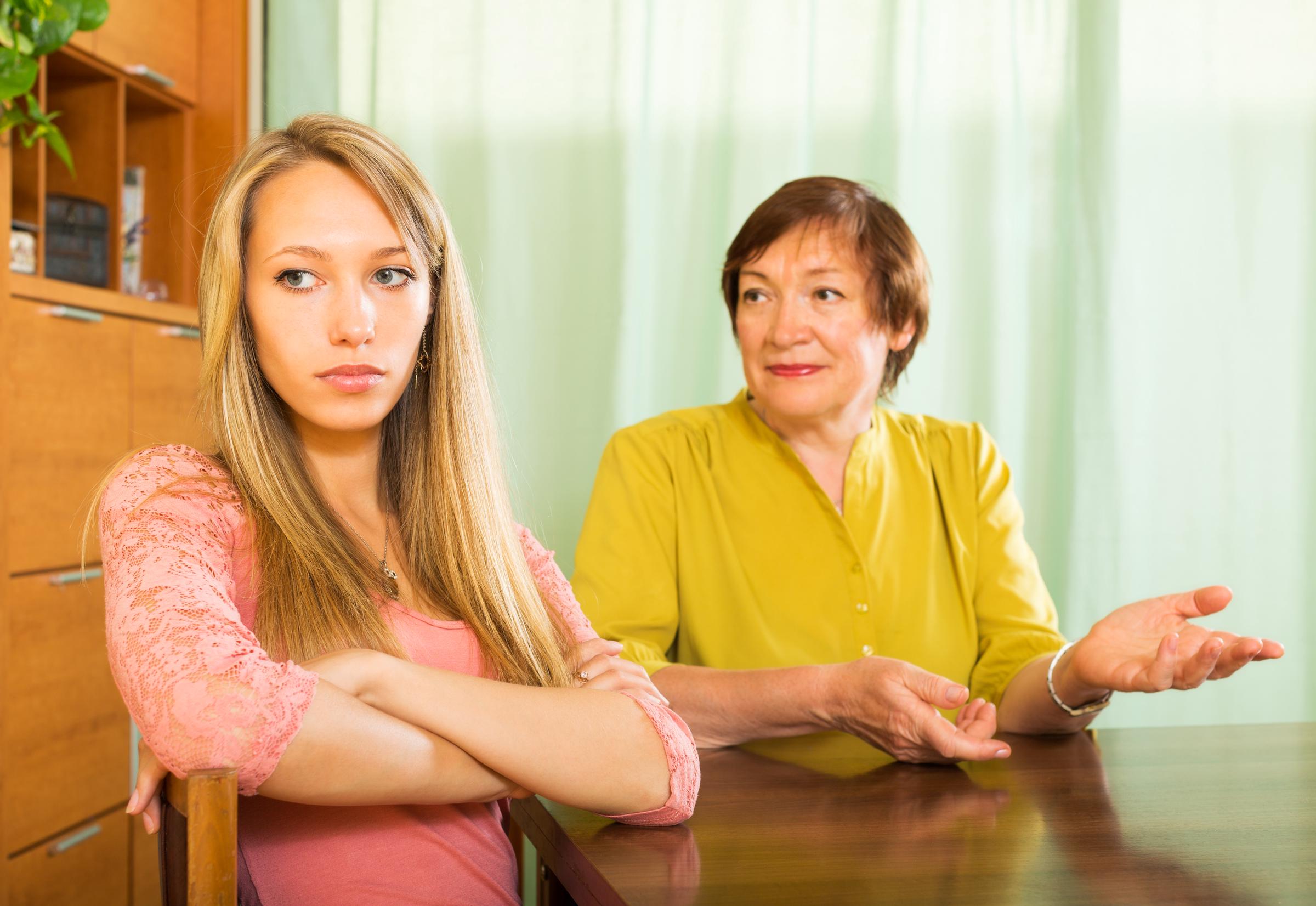 Madre e hija tras una discusión | Fuente: Magnific