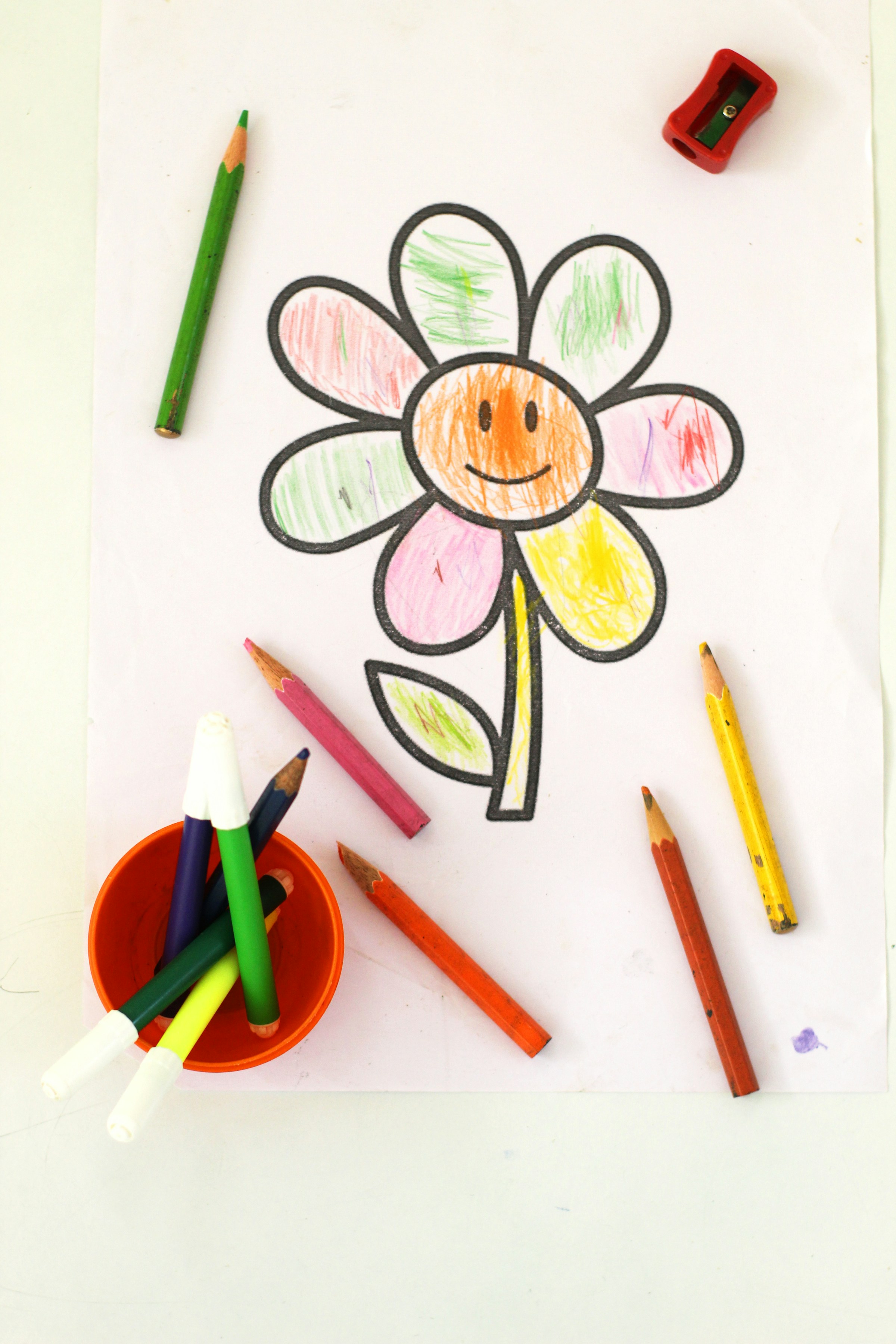 Dibujo infantil de una flor con lápices de colores | Fuente: Unsplash