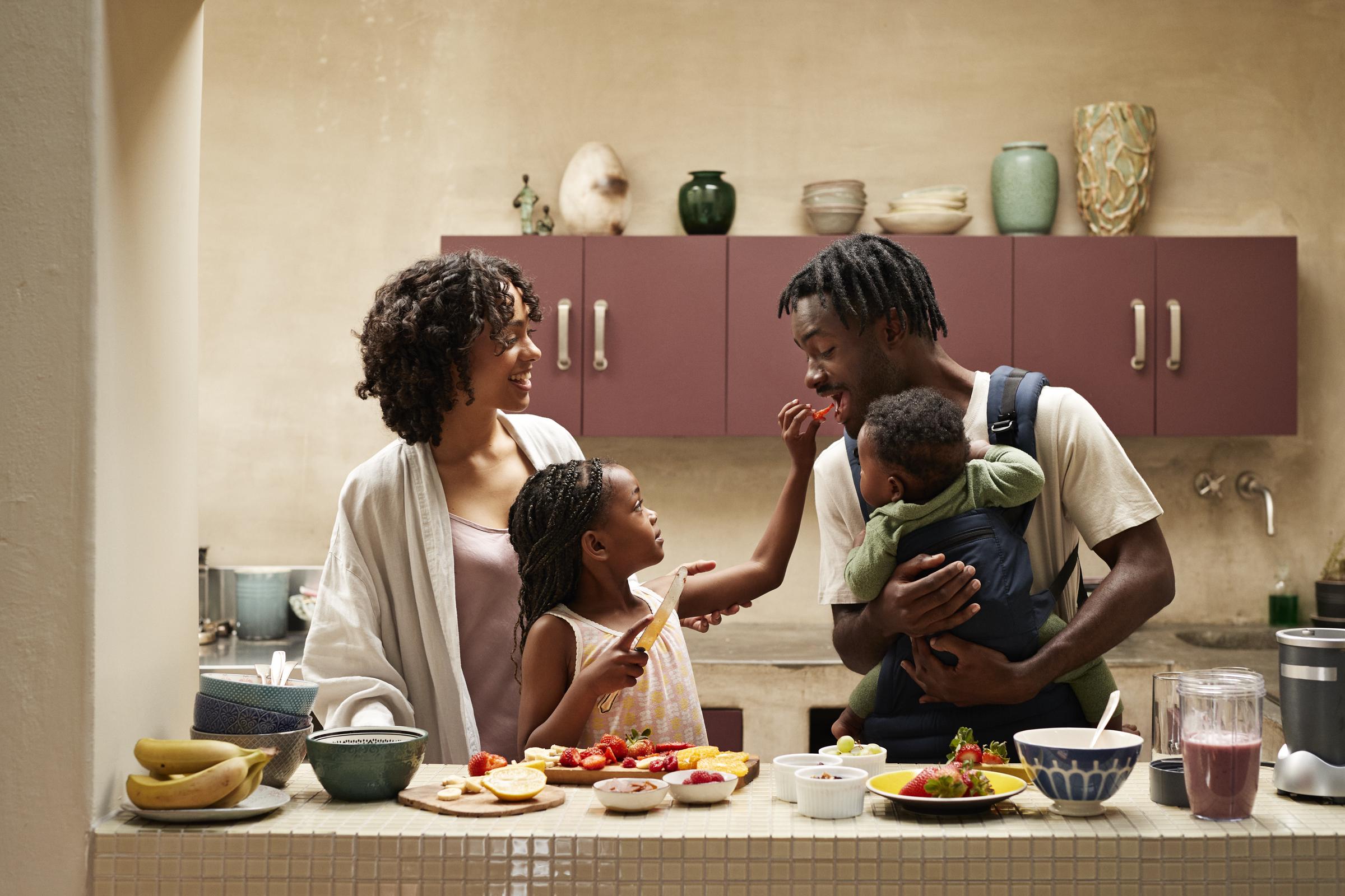 Una familia cenando junta en la cocina | Fuente: Getty Images
