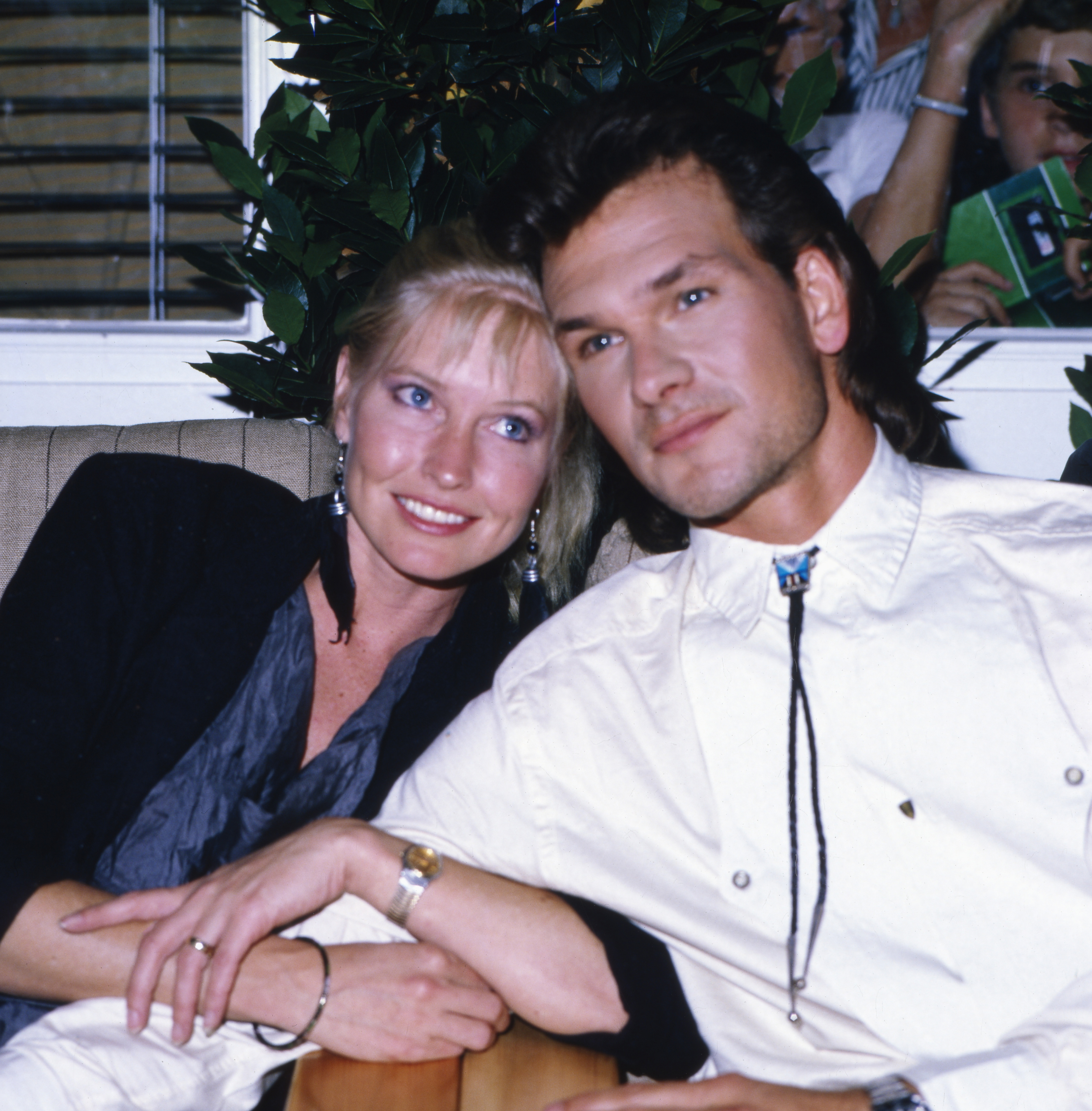 Patrick Swayze y su esposa Lisa Niemi fotografiados en 1985. | Foto: Getty Images