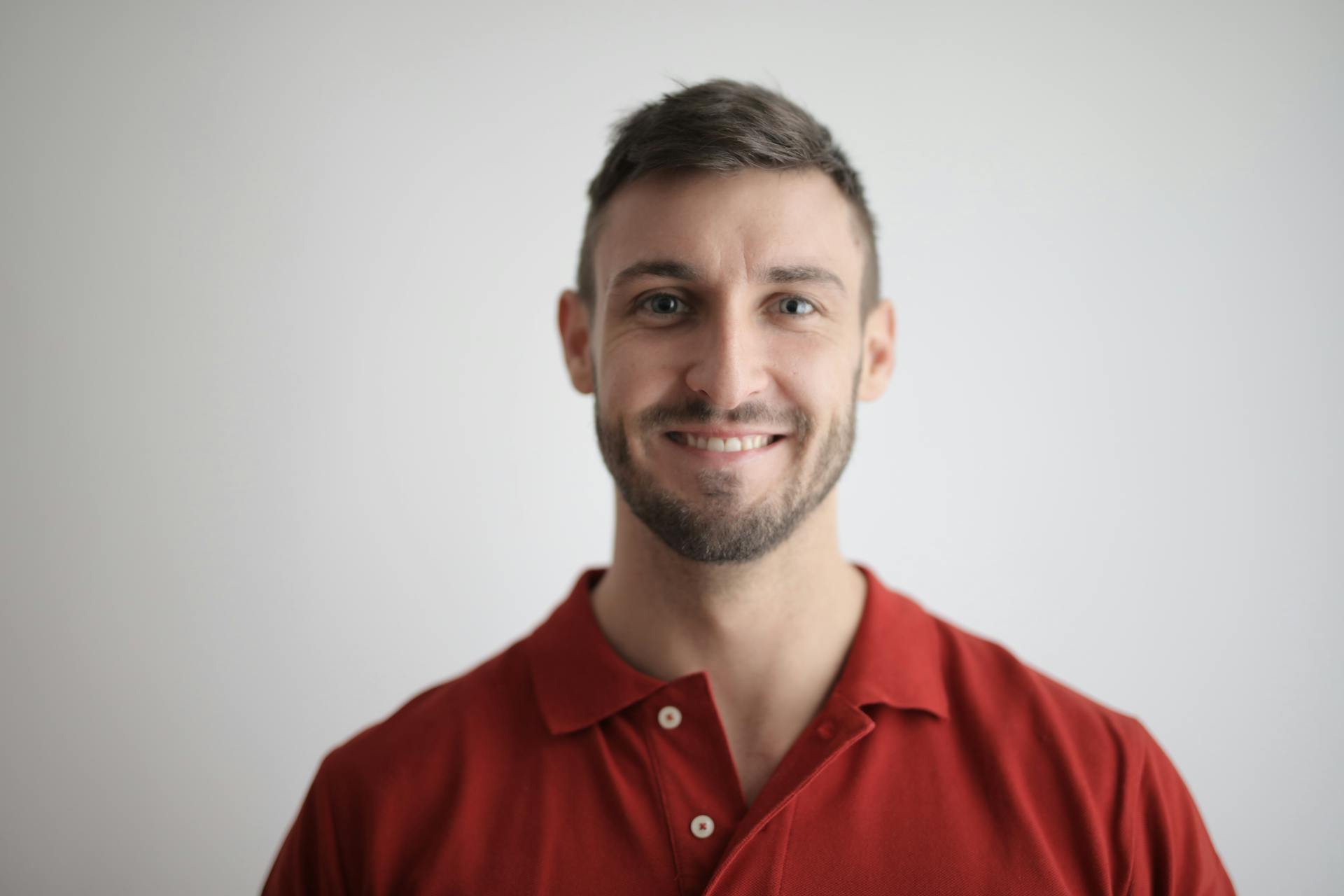Un hombre sonriente | Fuente: Pexels