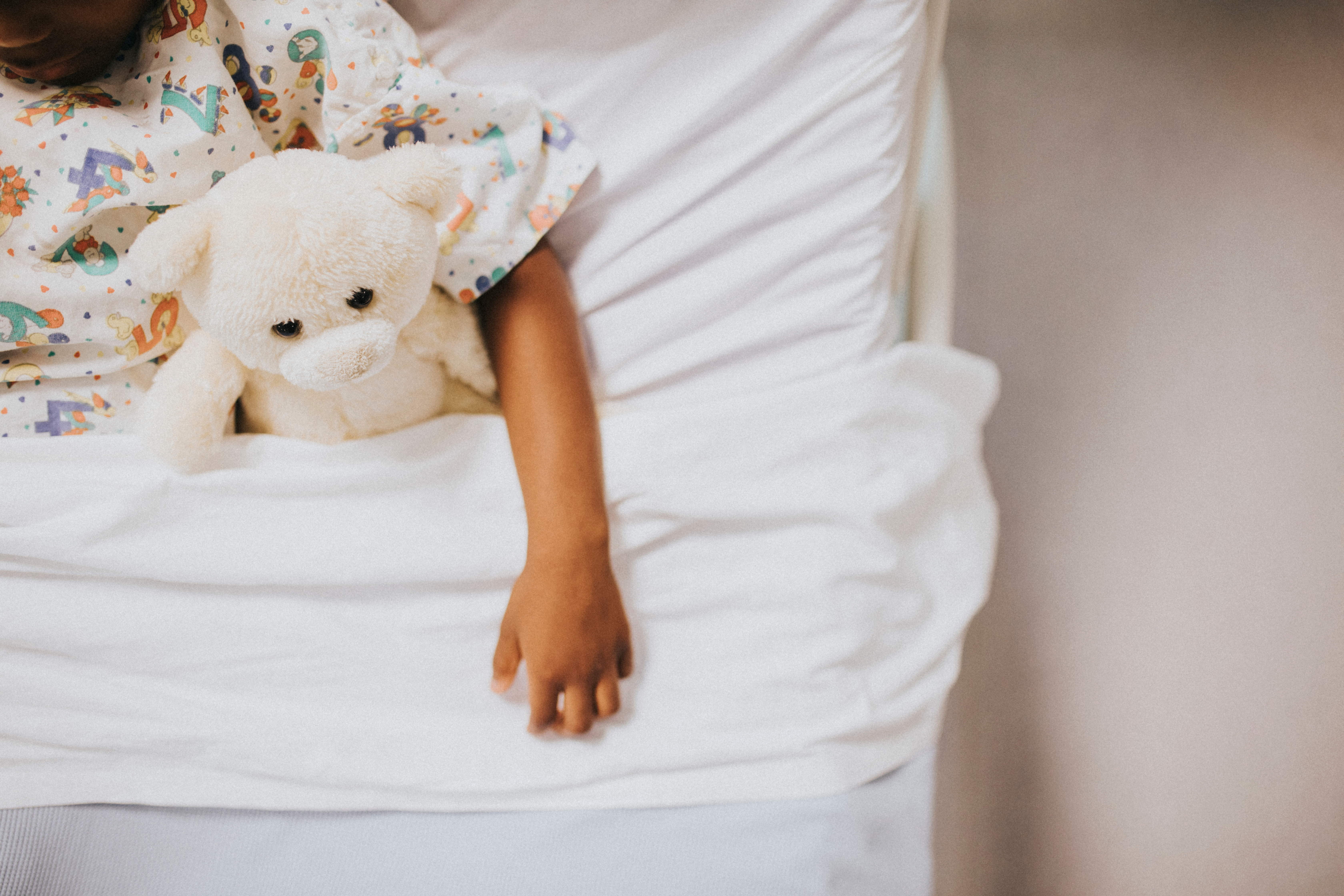 Niña durmiendo en una cama de hospital | Fuente: Shutterstock
