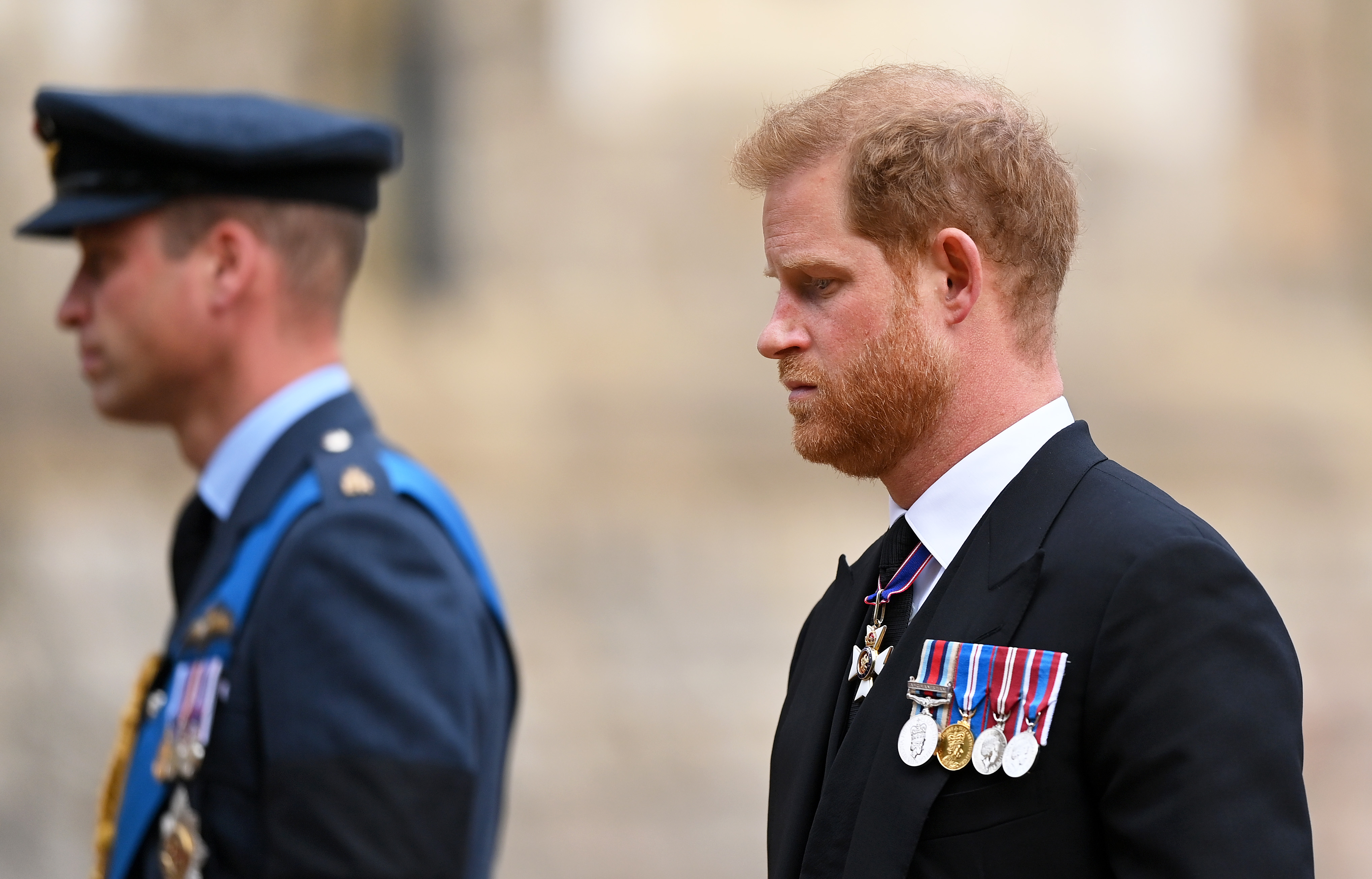 El Príncipe William y el Príncipe Harry se unen a la Procesión que sigue al Coche Fúnebre de Estado el 19 de septiembre de 2022, en Windsor, Inglaterra. | Fuente: Getty Images