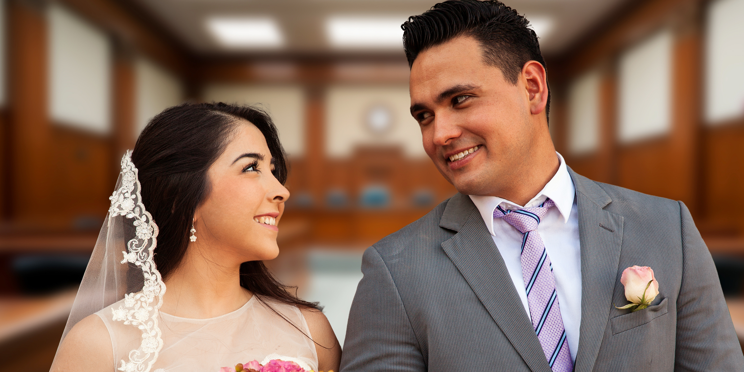 Una pareja sonriente en un juzgado | Fuente: Shutterstock