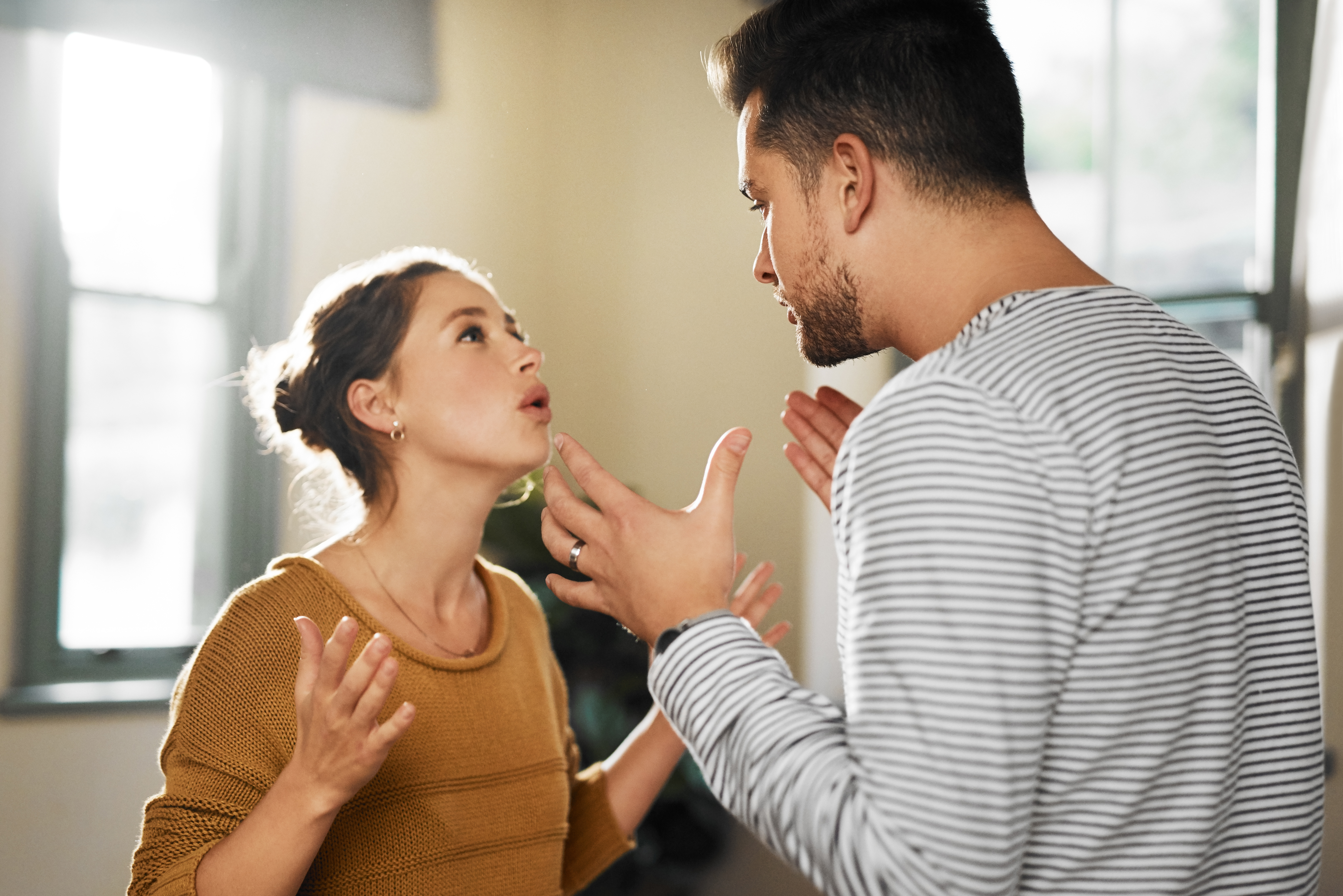Una joven pareja discutiendo en casa | Foto: Getty Images