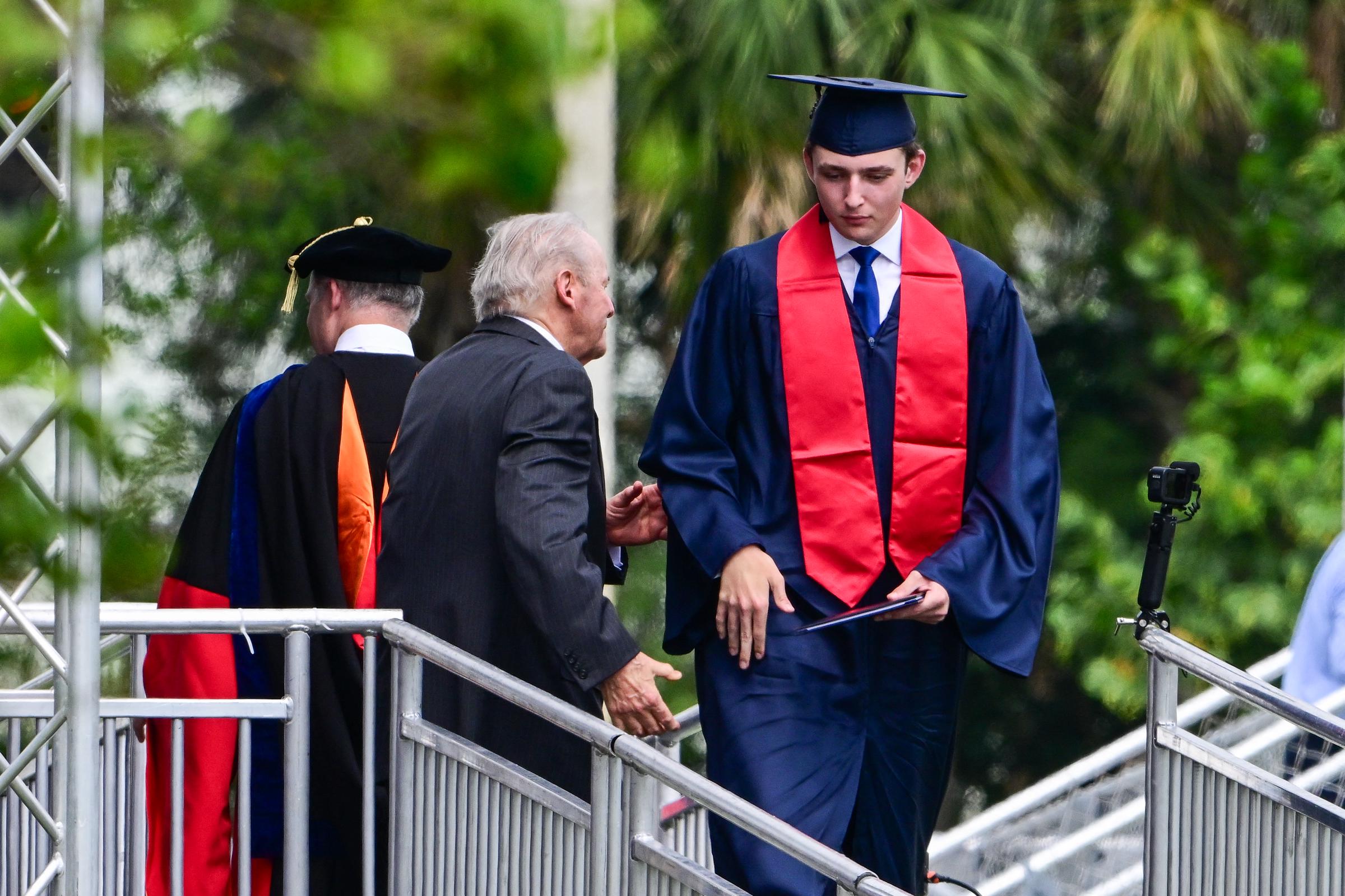 Barron Trump participa en su graduación en la Academia Oxbridge de Palm Beach, Florida, el 17 de mayo de 2024 | Fuente: Getty Images