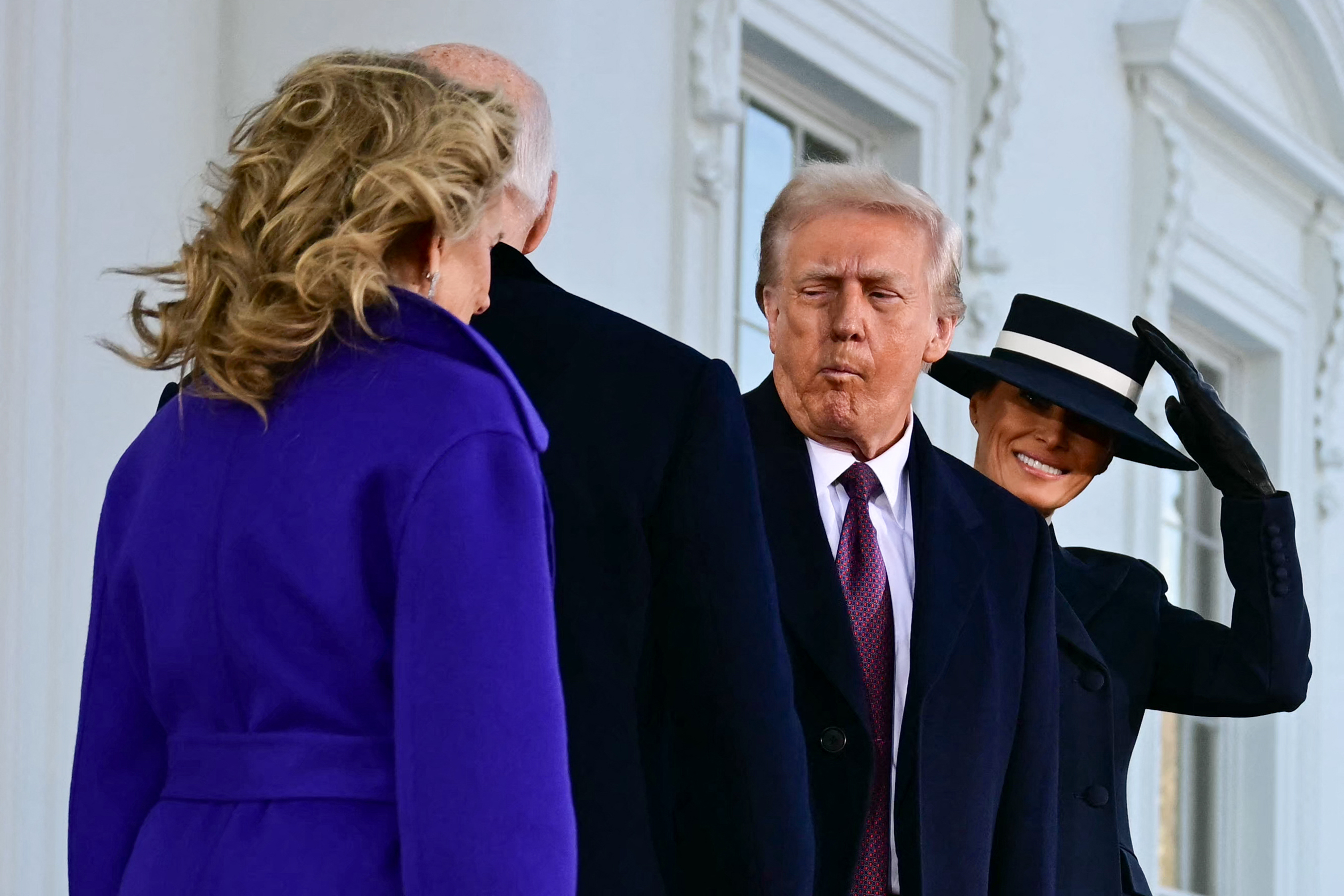 La ex primera dama y doctora Jill Biden y el ex presidente de EEUU Joe Biden saludando a Donald y Melania Trump en la Casa Blanca. | Fuente: Getty Images