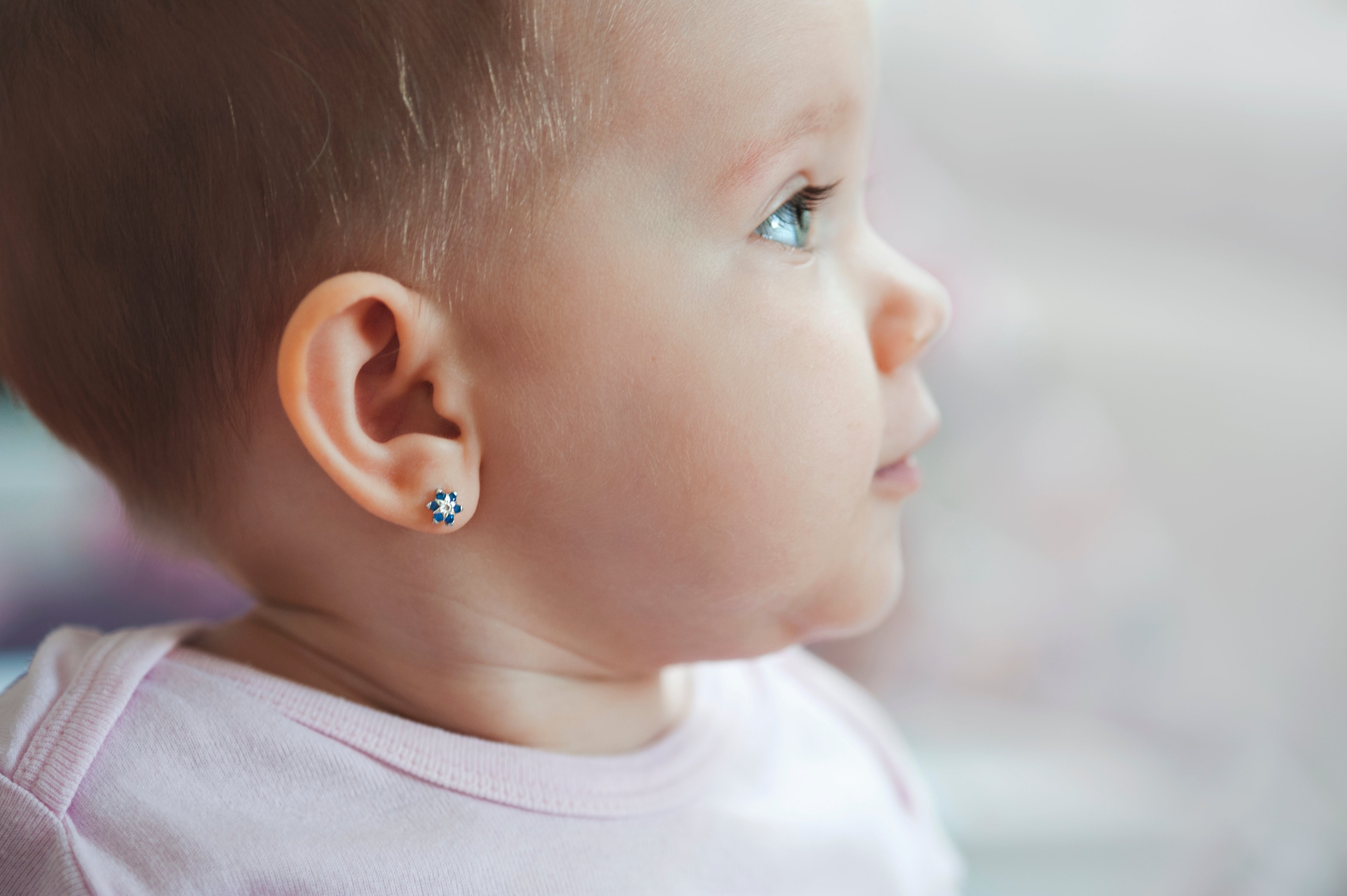 Bebita con orejas perforadas. | Foto: Shutterstock