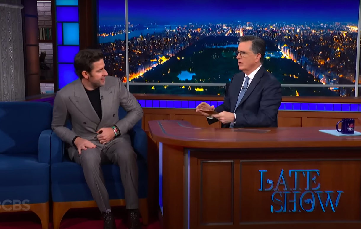 John Krasinski y Stephen Colbert | Fuente: YouTube/The Late Show with Stephen Colbert