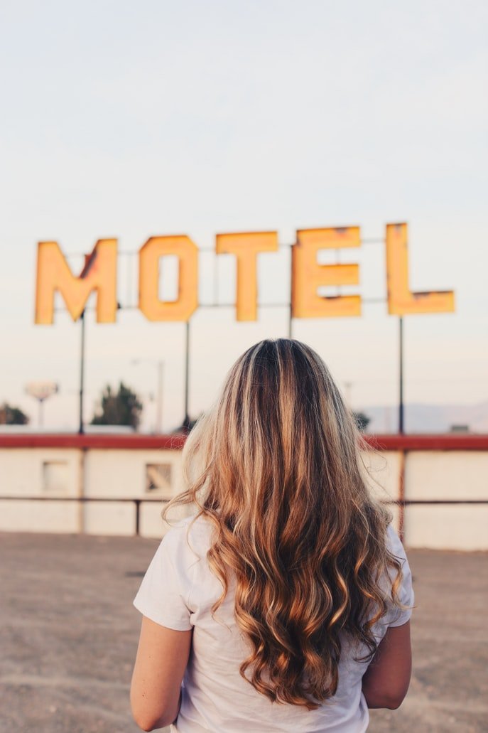 Mujer frente a un motel. | Foto: Unsplash