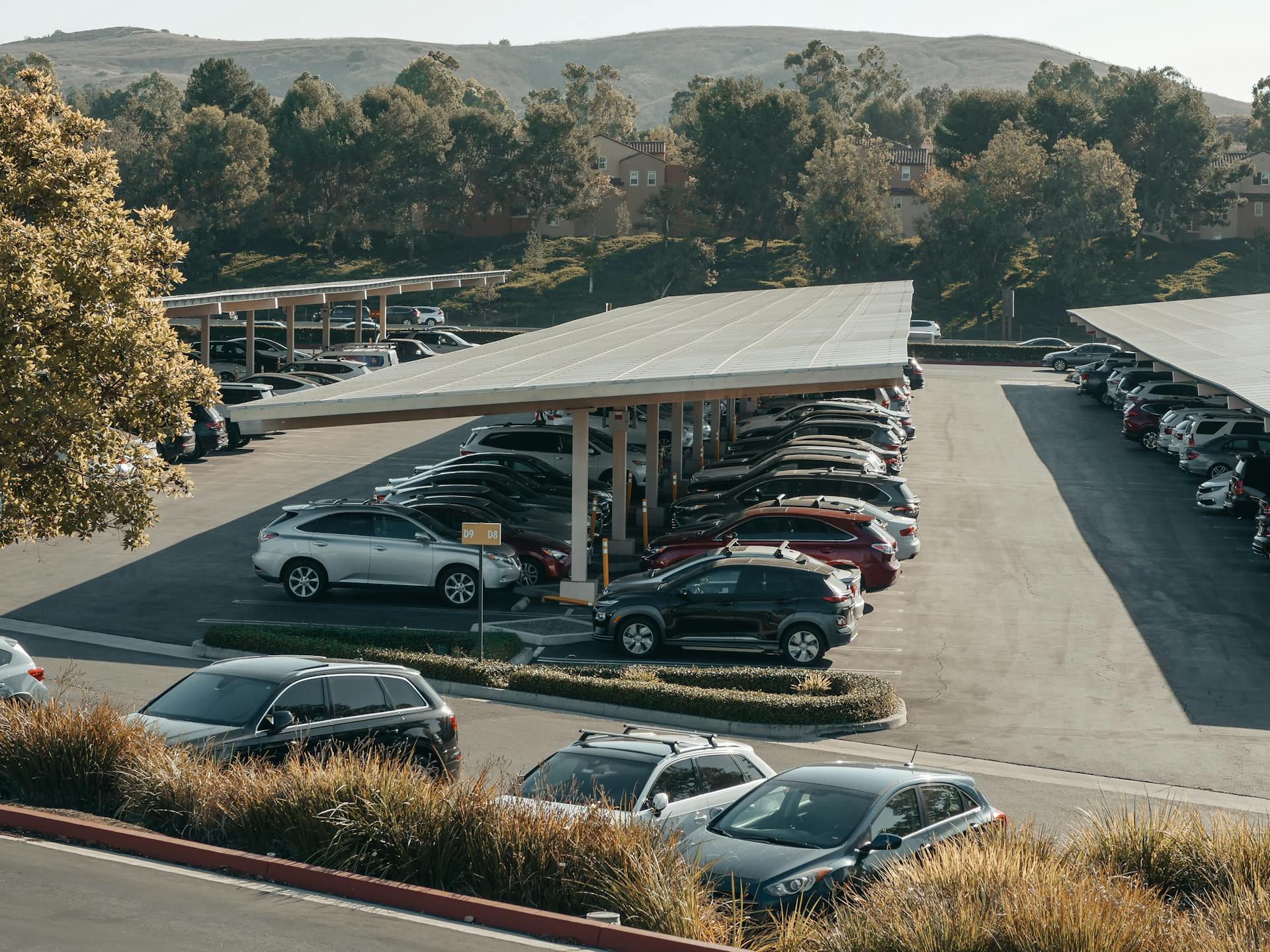 Automóviles en un estacionamiento | Fuente: Pexels