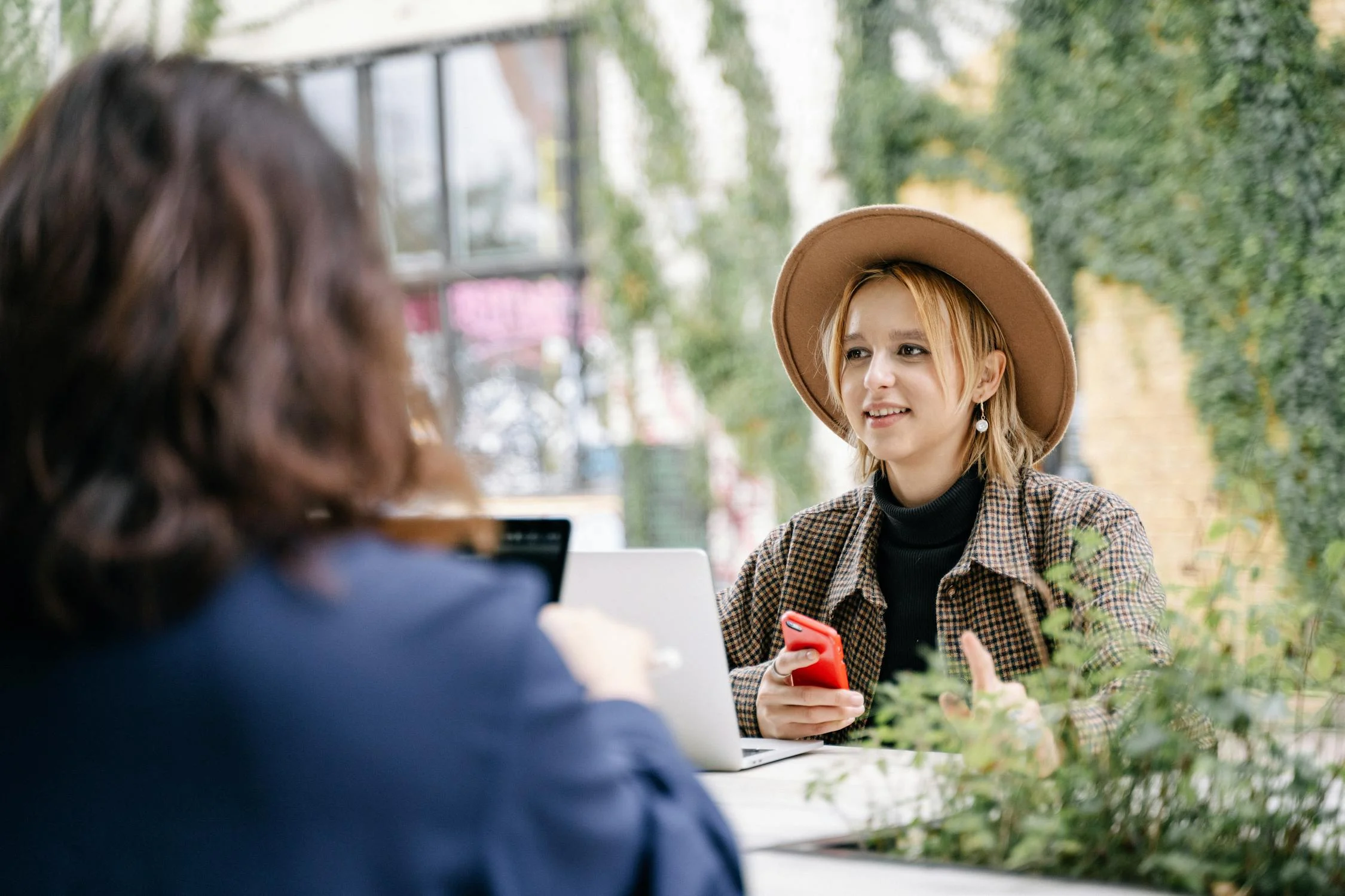 Dos mujeres sentadas en un café | Fuente: Pexels