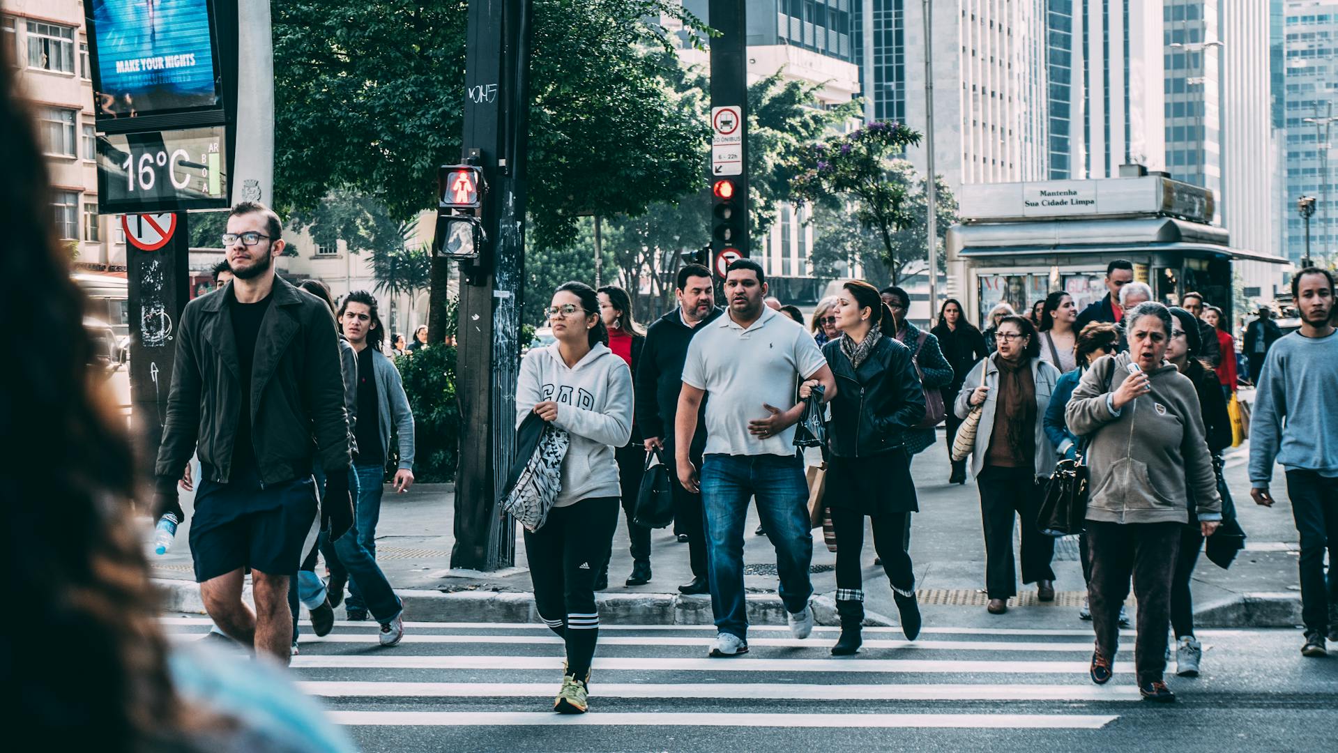 Gente cruzando una calle de la ciudad | Fuente: Pexels