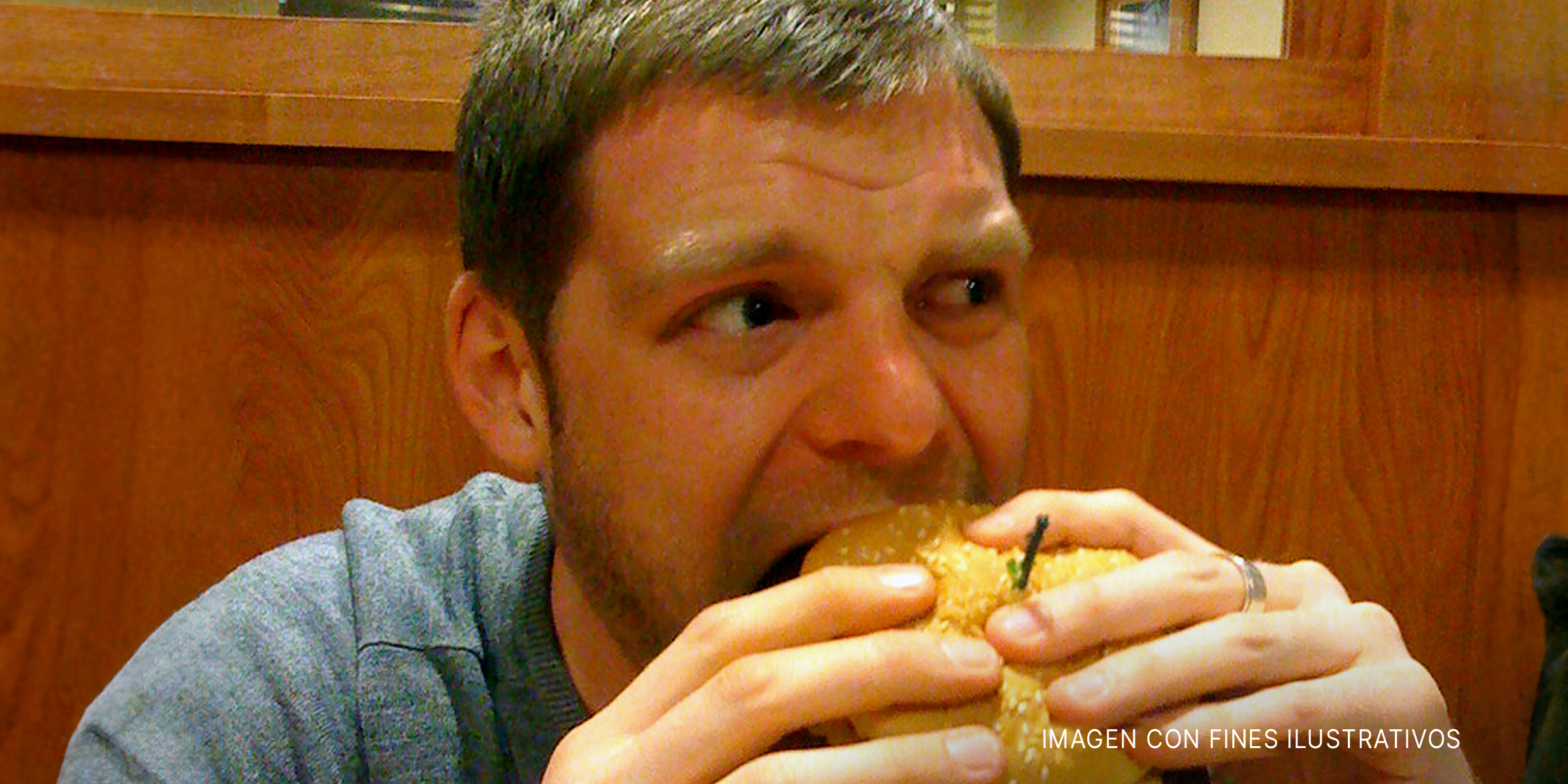 Un hombre comiendo | Foto: Flickr.com/jamiejohndavies (CC BY 2.0)