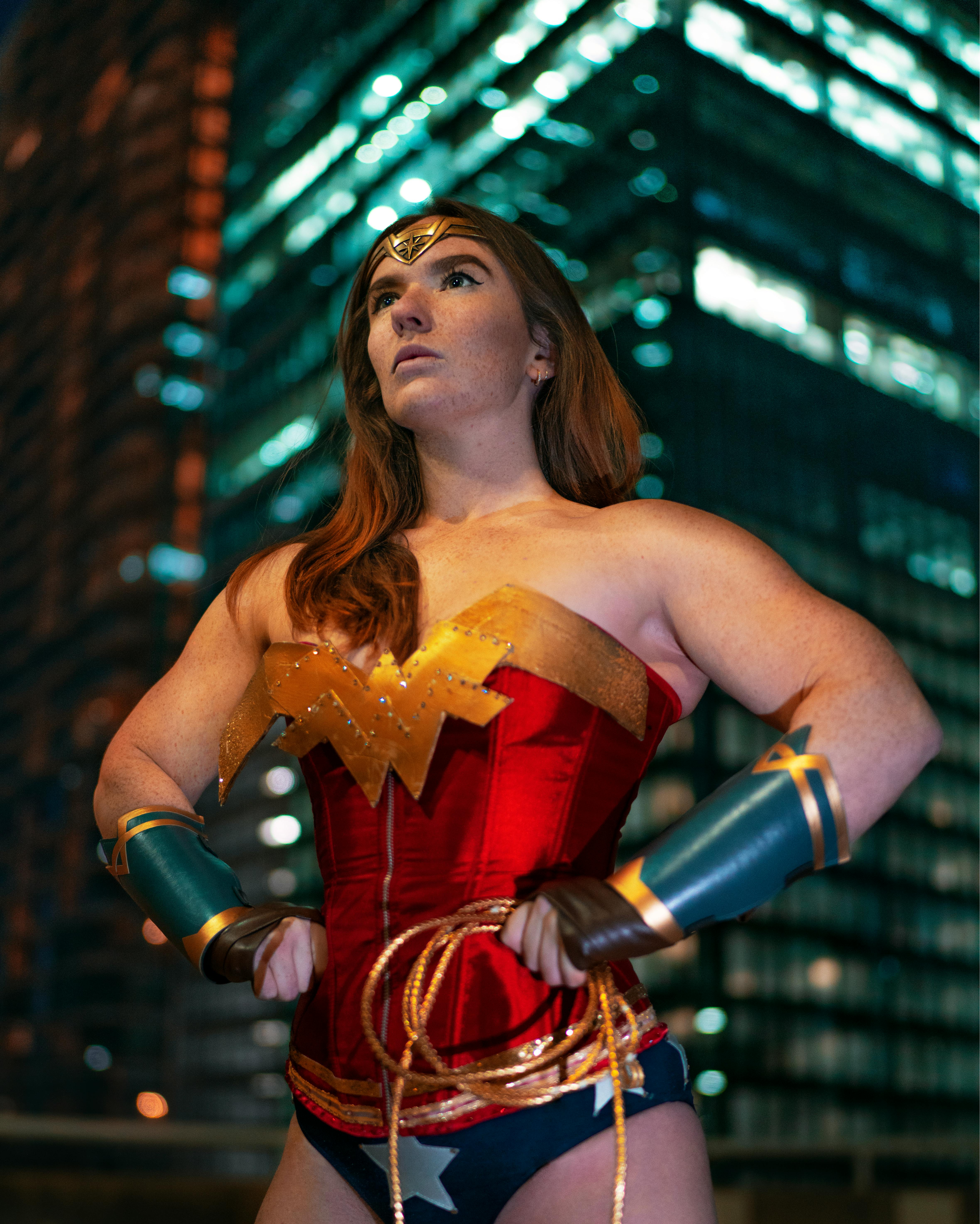 Mujer disfrazada de Wonder Woman | Fuente: Pexels