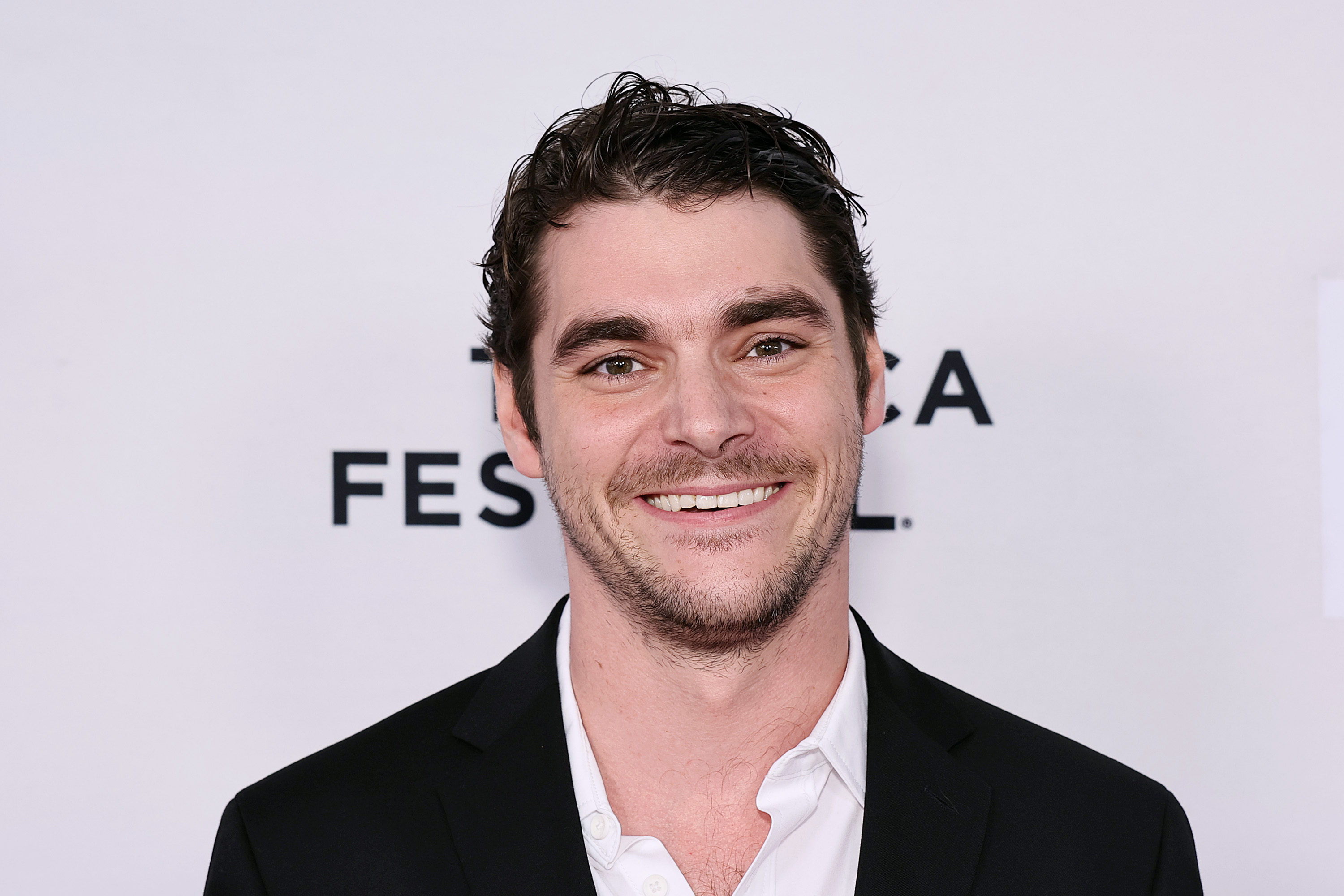 RJ Mitte asiste al estreno de "Westhampton" en el Festival de Tribeca en la ciudad de Nueva York el 7 de junio de 2025. La aparición se produjo varios meses antes de su muerte, lo que más tarde llevó a los seguidores a revisar su actividad reciente en las redes sociales. | Fuente: Getty Images
