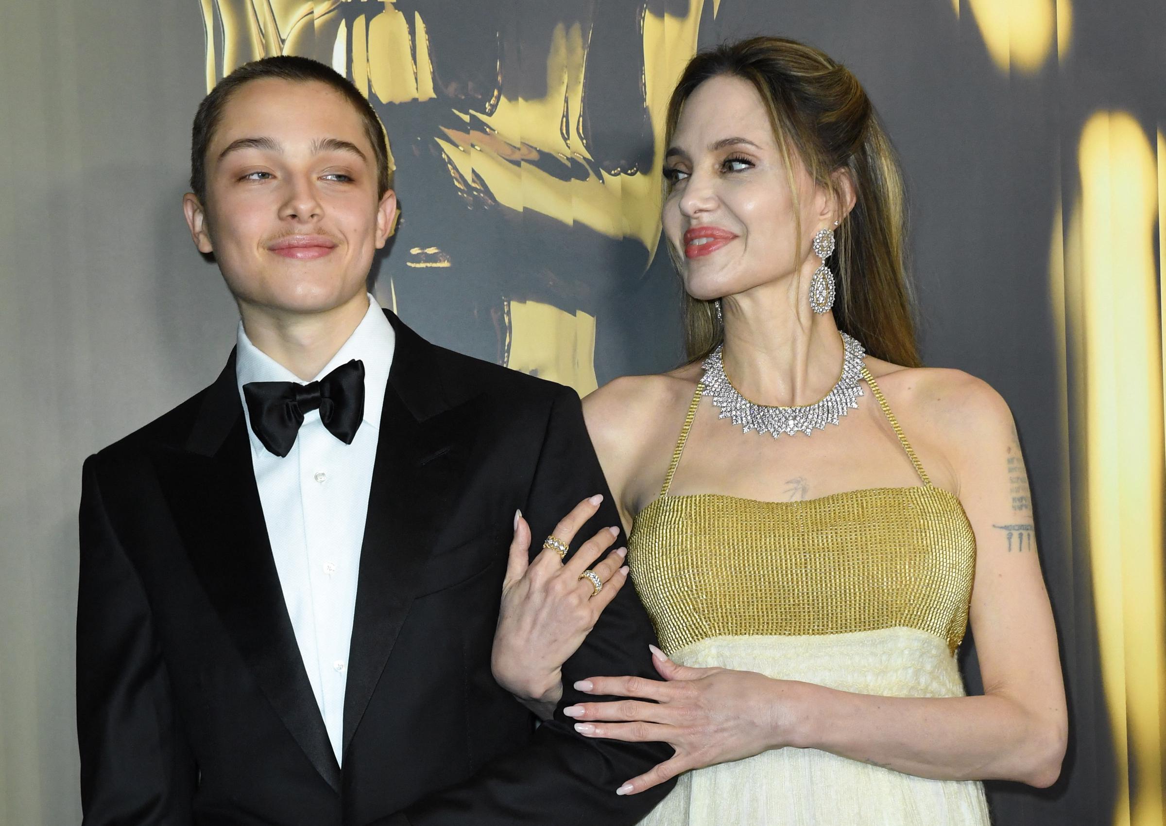 Knox Jolie-Pitt y Angelina Jolie | Fuente: Getty Images