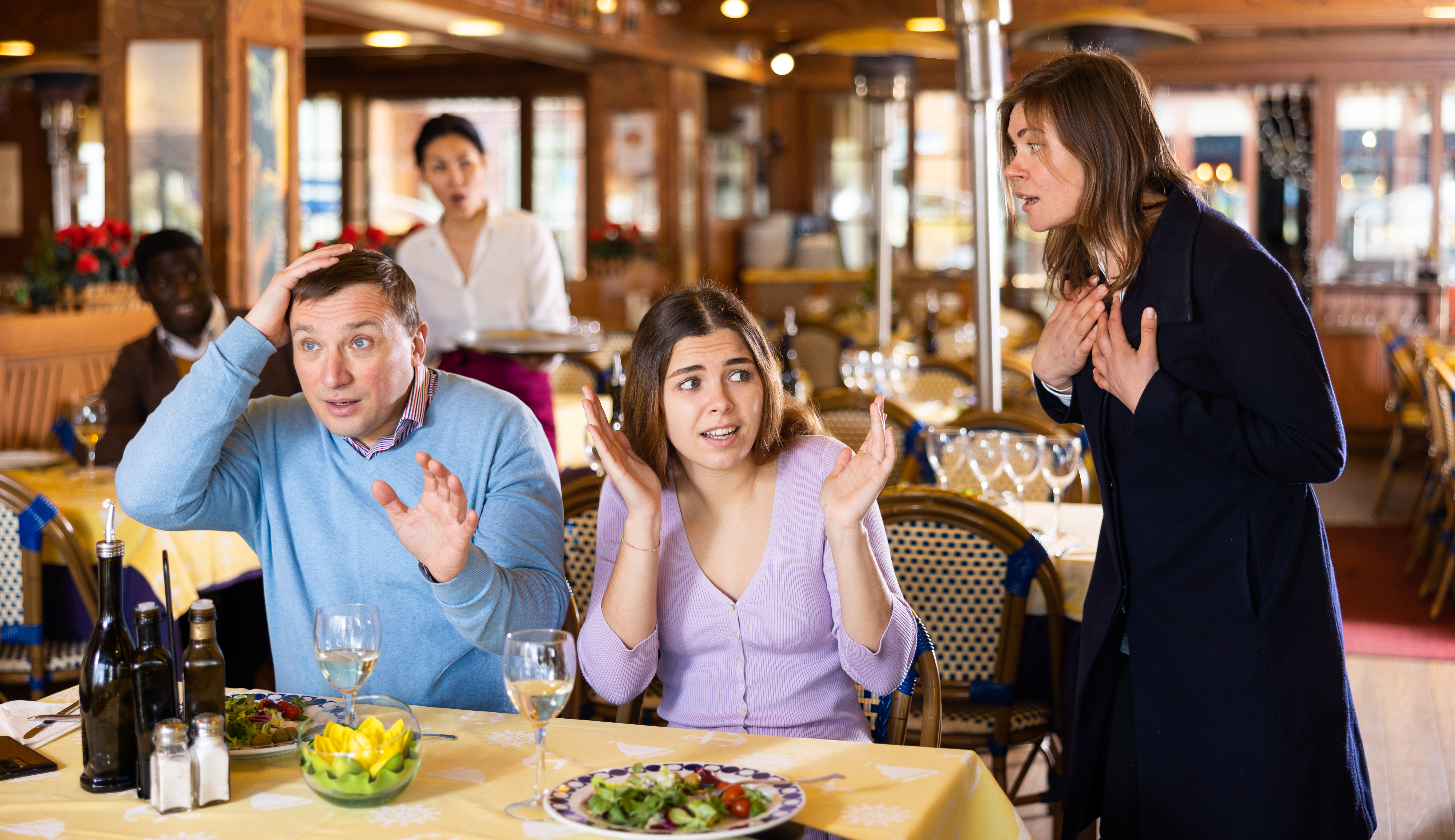Gente discutiendo en un restaurante | Foto: Getty Images