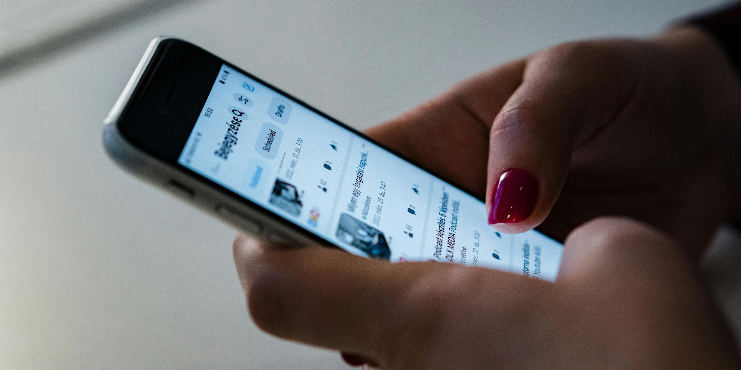 Una persona utilizando su teléfono móvil | Fuente: Pexels