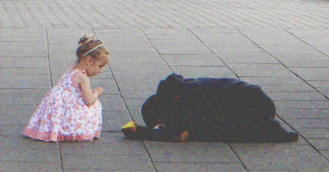 Una niña con un mendigo | Foto: Shutterstock