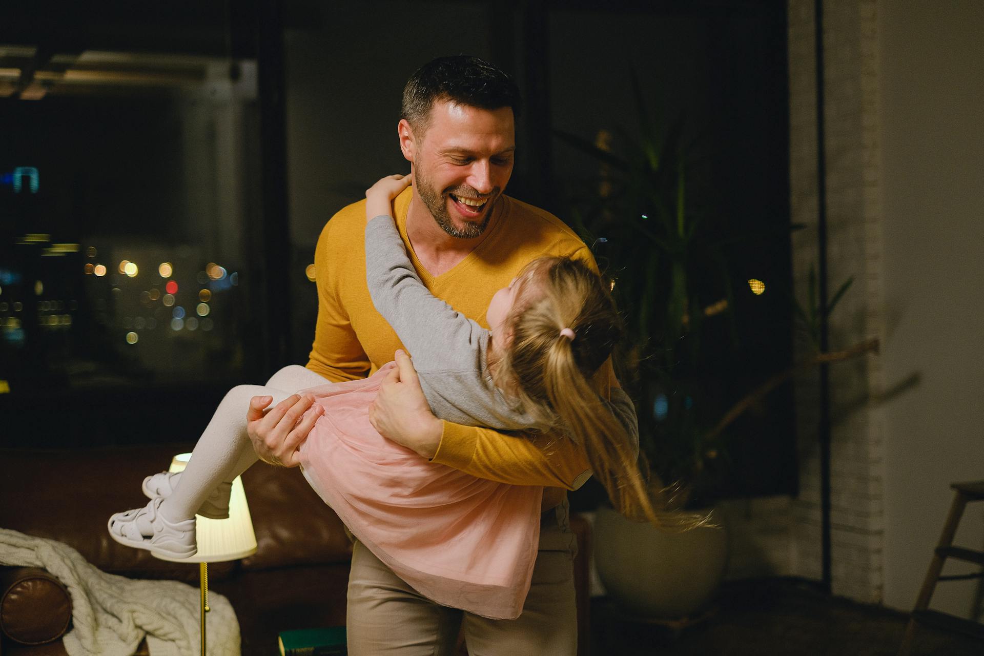 Un padre jugando con su hija pequeña | Fuente: Pexels