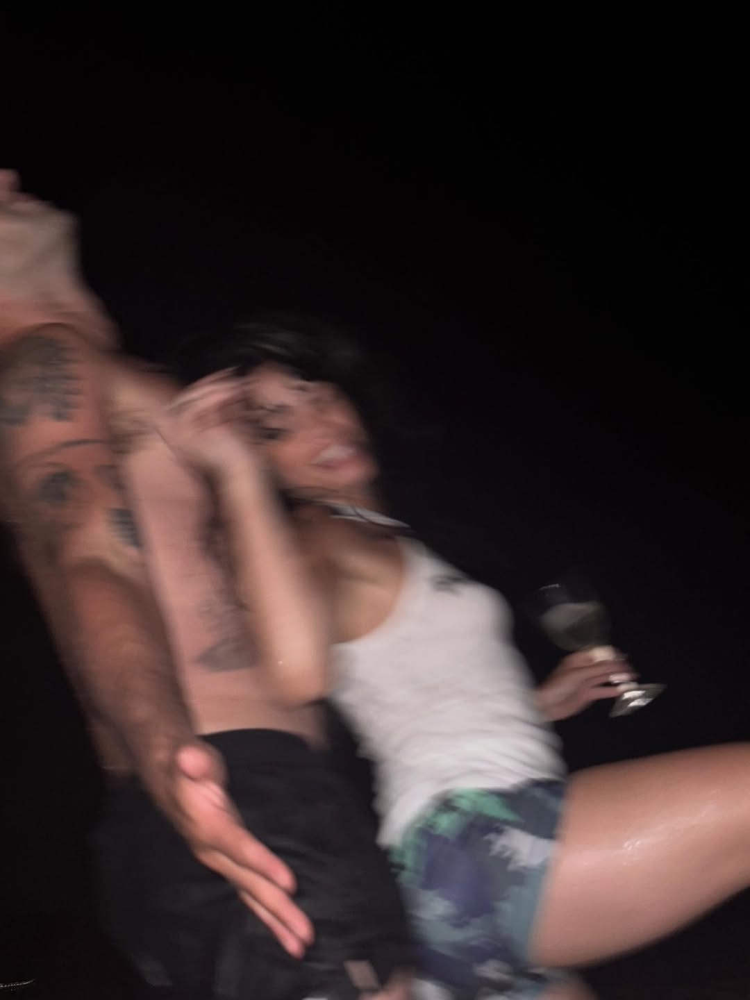 Lali Espósito y Pedro Rosemblat celebrando su compromiso en la playa | Fuente: Instagram/lali