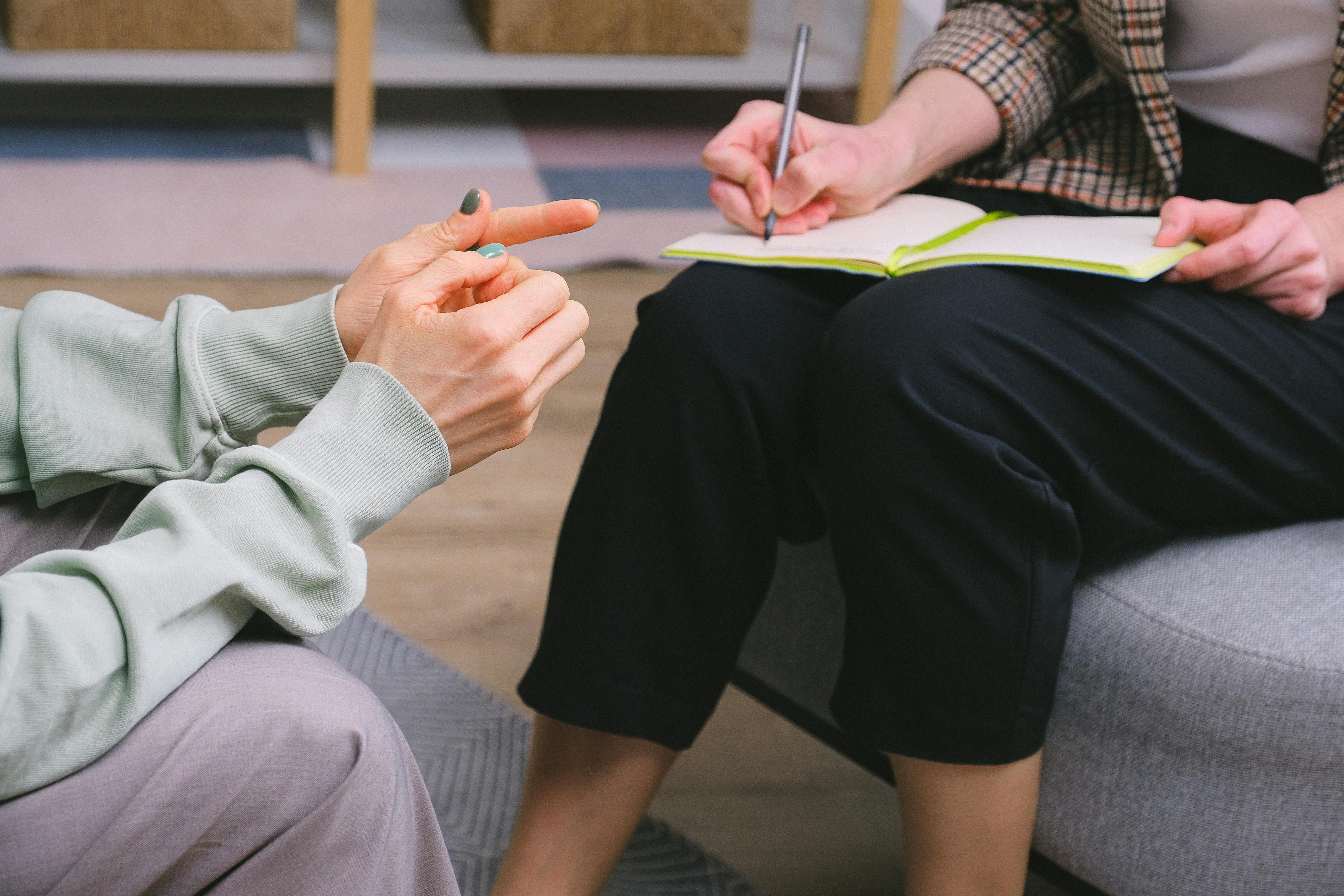 Una mujer hablando con su médico | Foto: Pexels