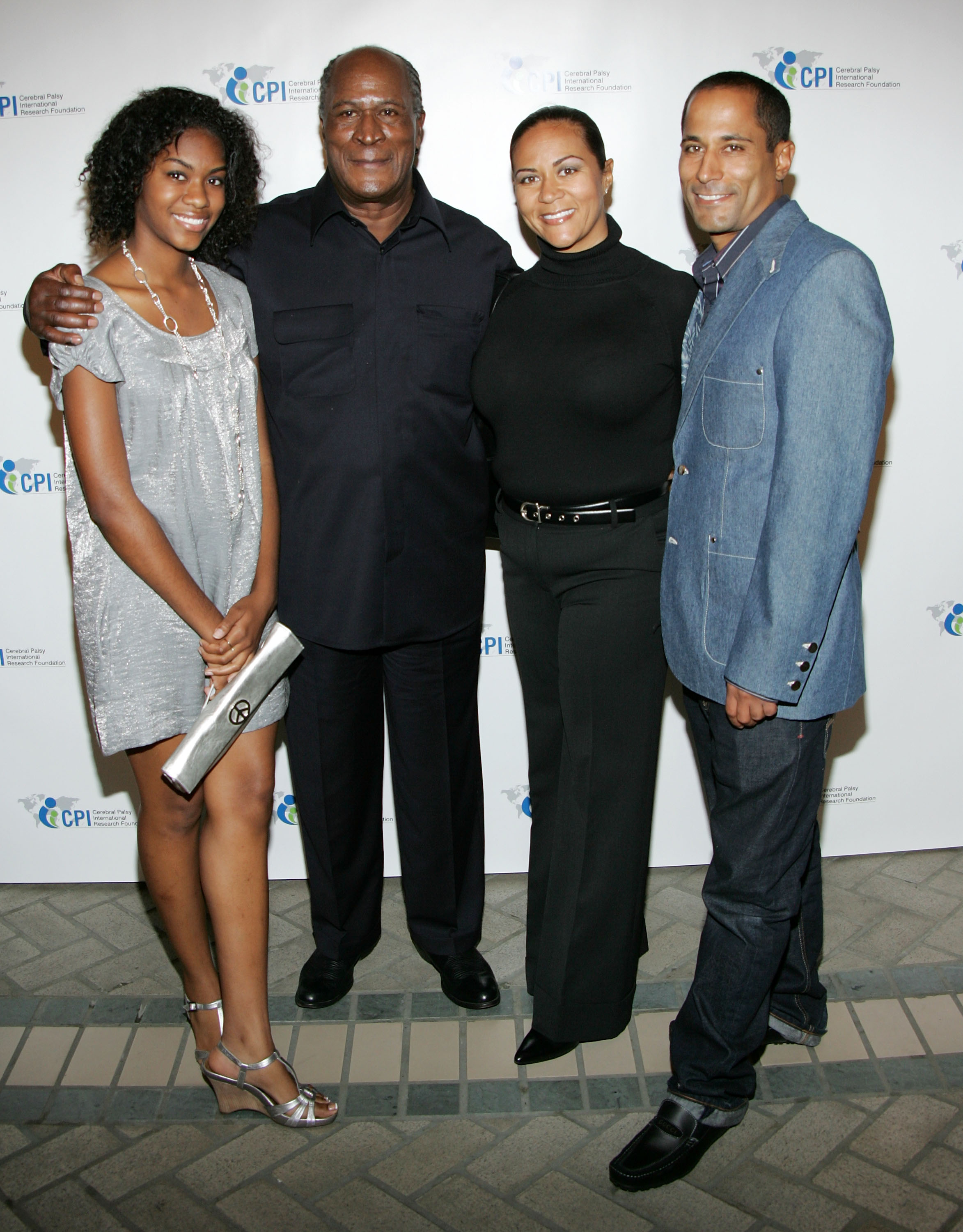 John Amos con sus hijos, Shannon y K. C., y su nieta, Quiera Williams, el 3 de diciembre de 2008 | Fuente: Getty Images